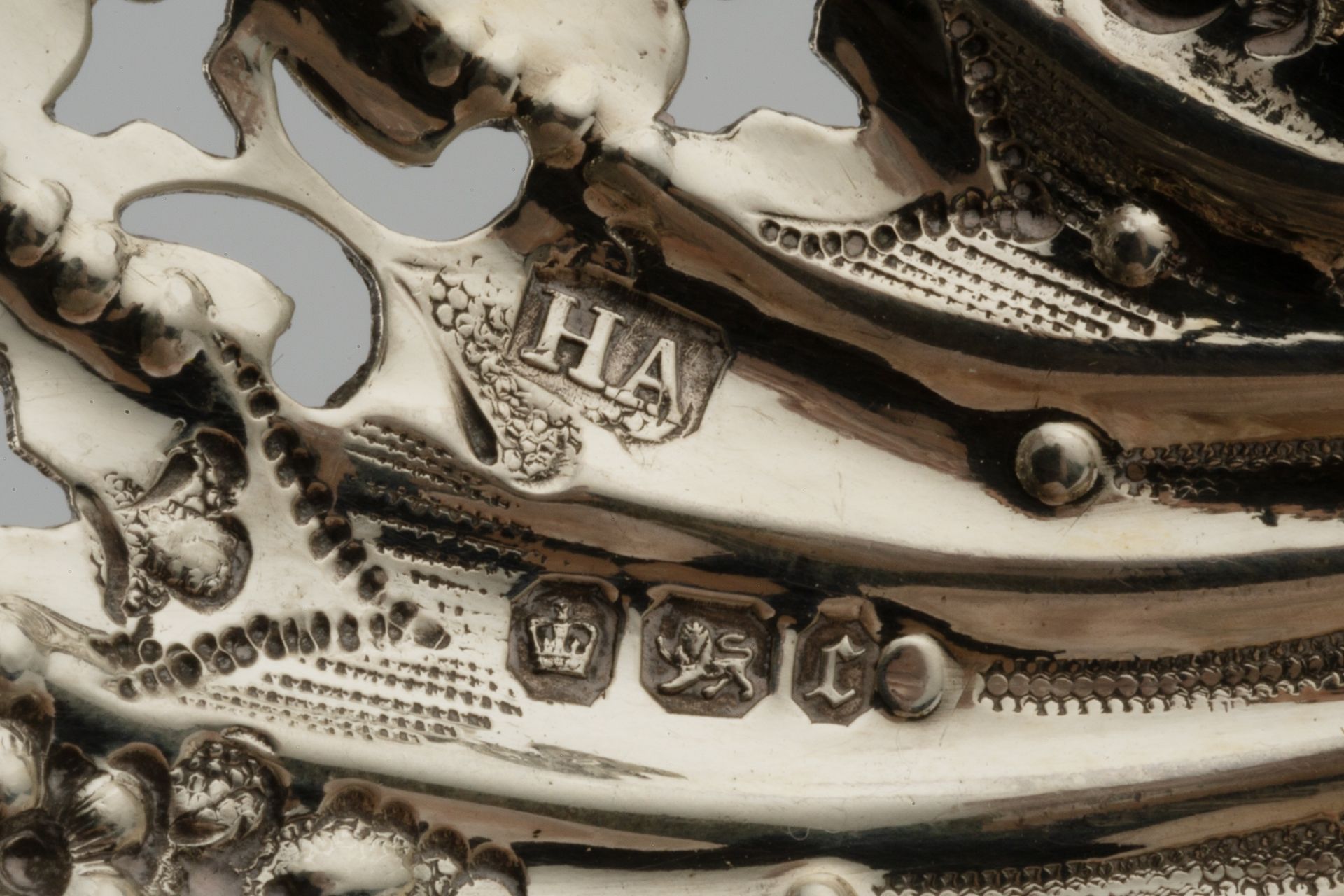 A pair of George III silver scallop shaped butter dishes, on ball feet by Charles Aldridge & Henry - Bild 4 aus 4