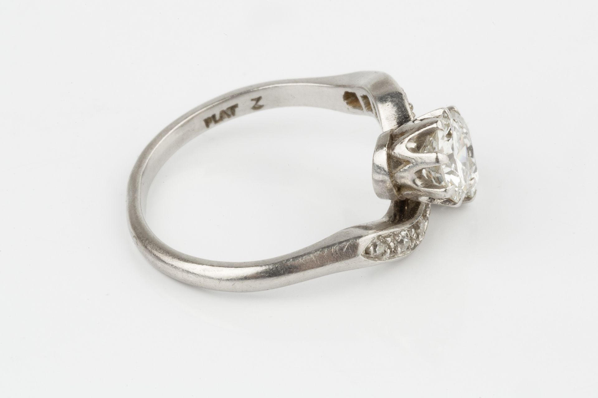 A diamond two stone ring, the brilliant-cut stones each of approx 0.5ct in a crossover setting, claw - Bild 4 aus 8