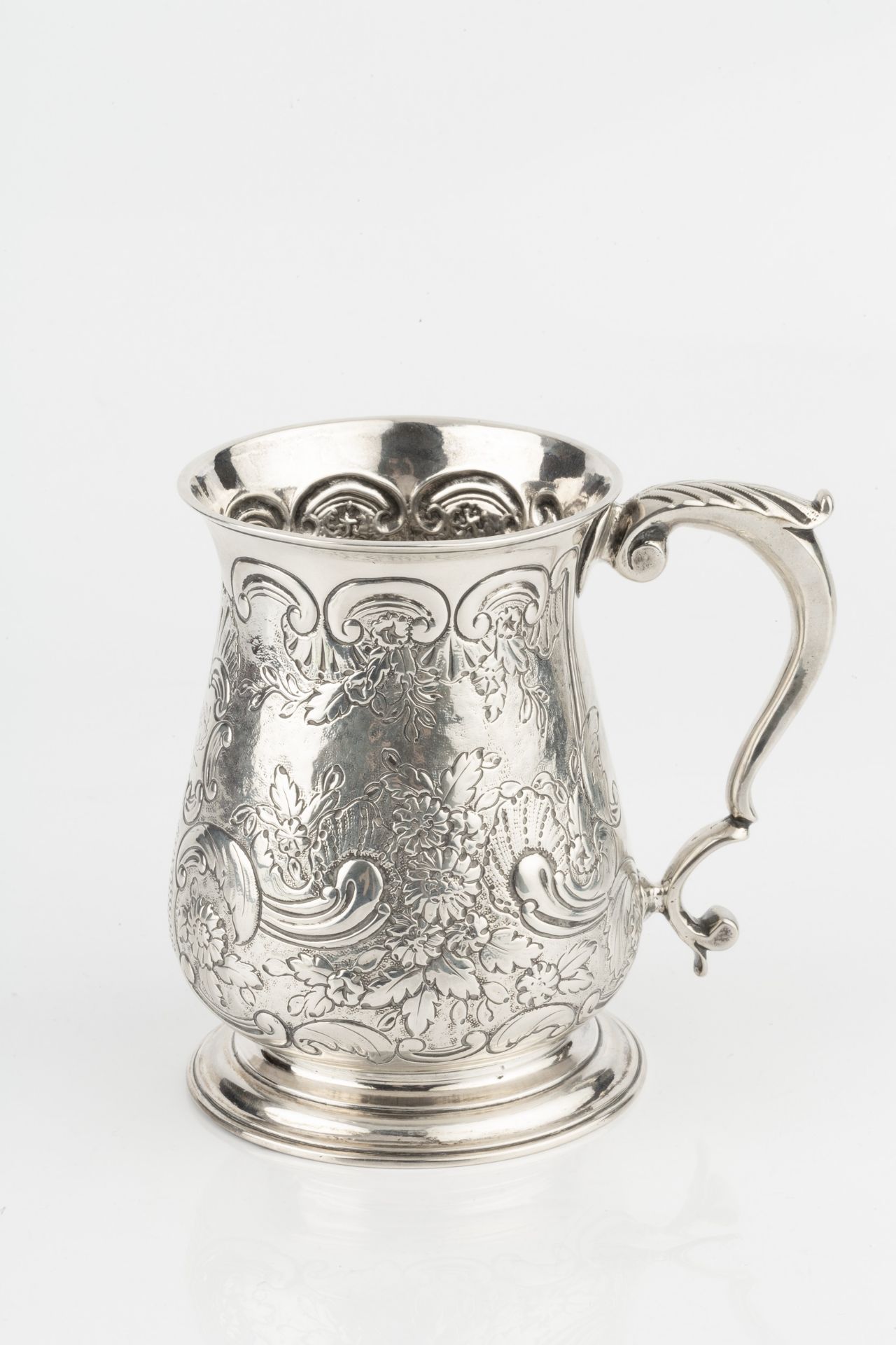 A George II silver pint mug, of baluster form, later embossed and engraved with flowering foliage - Bild 2 aus 3