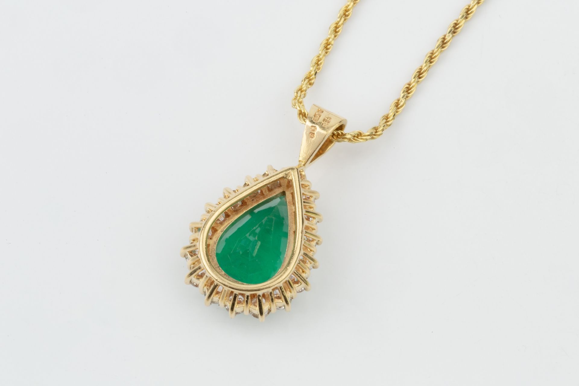 An emerald and diamond pendant, the mixed cut pear shaped emerald of 4.7ct within a border of - Bild 3 aus 3