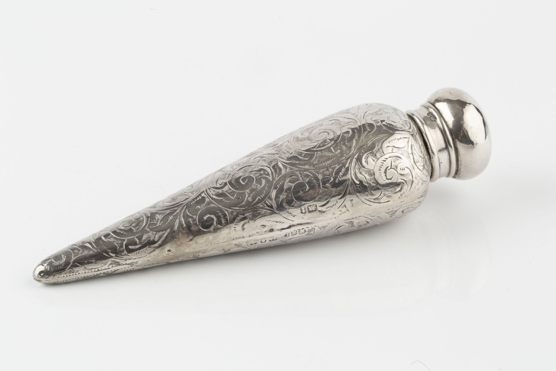 A late Victorian silver scent bottle, of icicle form, engraved with scrolling foliage and having - Bild 3 aus 3