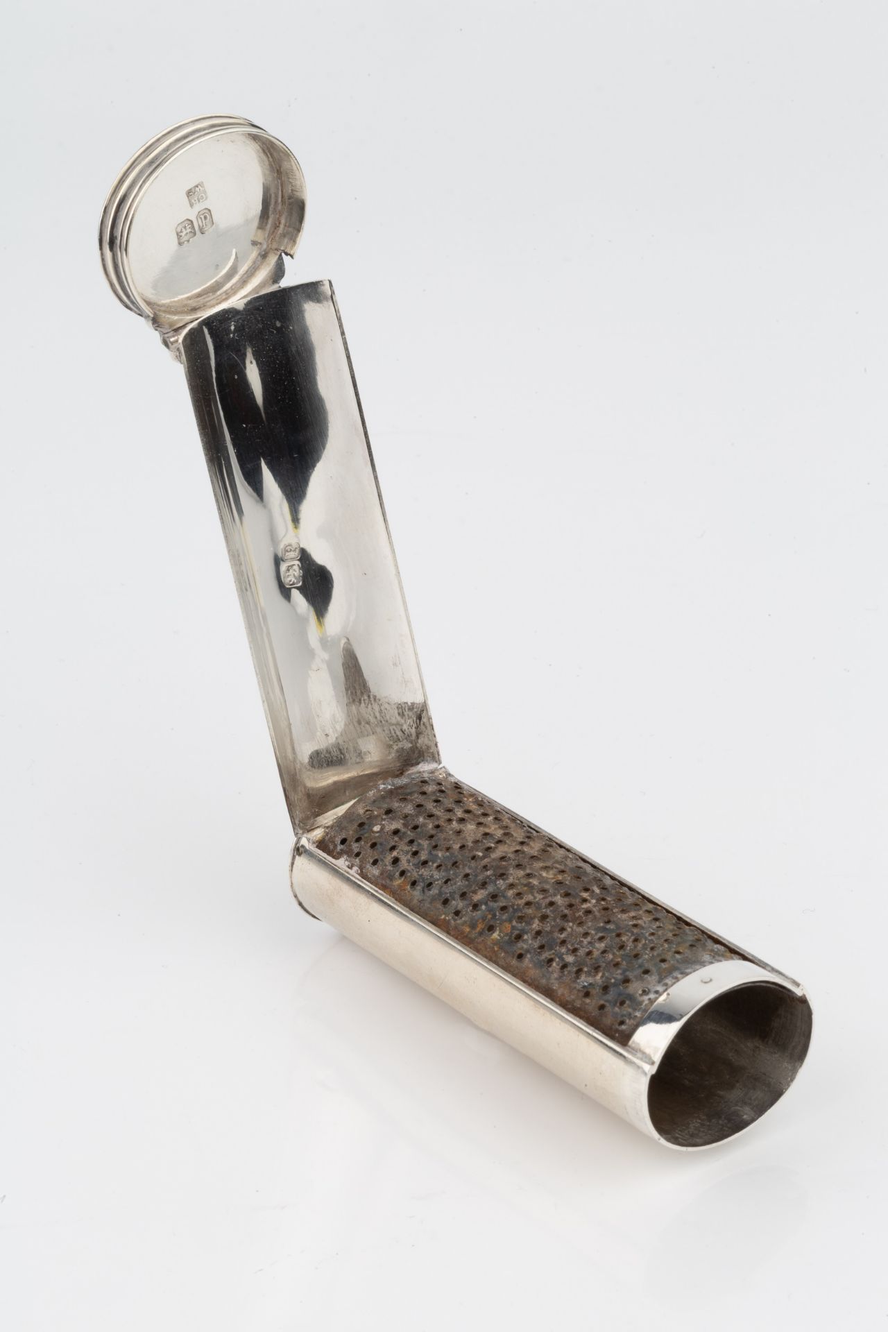 A William IV silver nutmeg grater, of oval section, with hinged reeded cover and hinged grater cover - Bild 2 aus 3