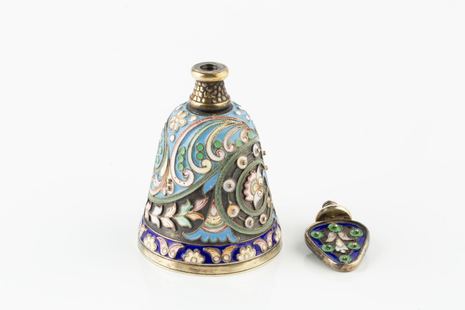 A Russian silver-gilt and cloisonné enamel scent bottle and stopper, of bell form, decorated with - Bild 2 aus 3