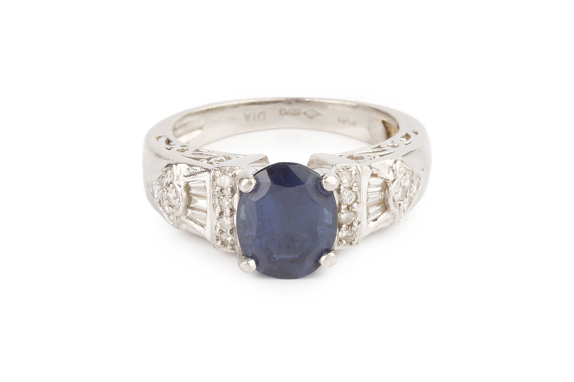 A sapphire and diamond dress ring, the oval mixed-cut sapphire claw set between graduating shoulders - Bild 2 aus 4