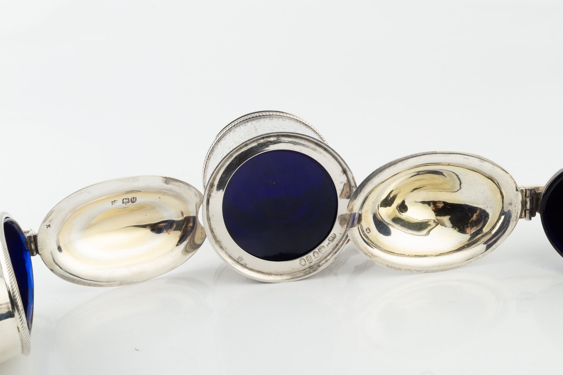 A George III silver oval mustard, with hinged cover and bright-cut decoration, blue glass liner, - Bild 2 aus 3