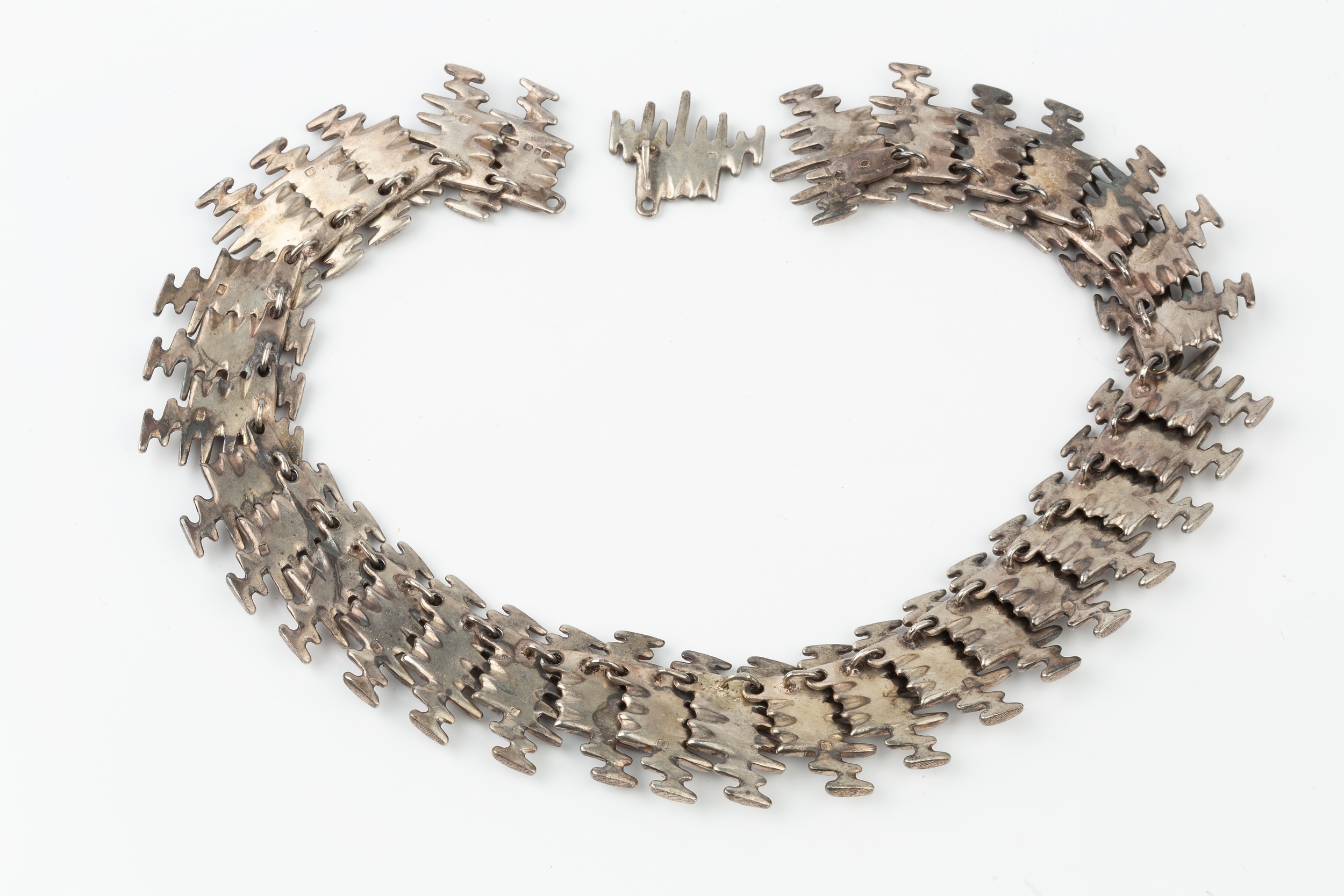 A silver collar necklace by Anthony Hawksley, composed of a series of cast textured links of - Image 2 of 2