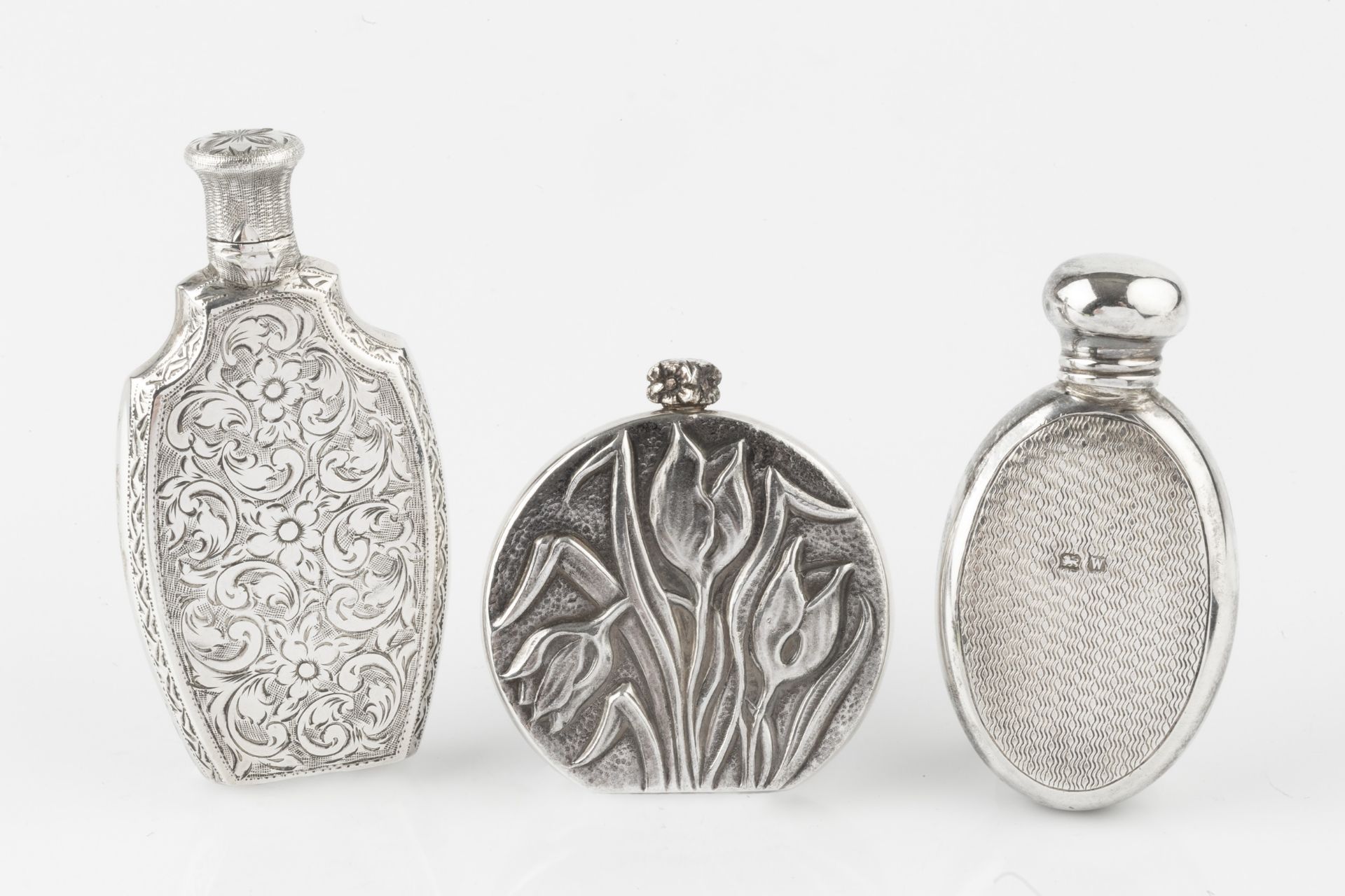 A modern silver scent bottle, of moon flask form, relief decorated with tulips and foliage by Ari D. - Bild 2 aus 2