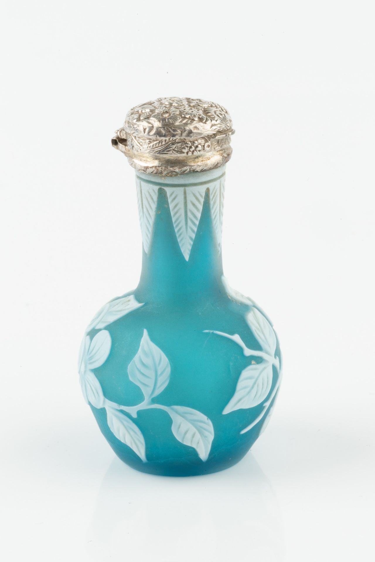 A Victorian Stourbridge cameo glass scent bottle, in the manner of Thomas Webb, the turquoise - Bild 2 aus 6