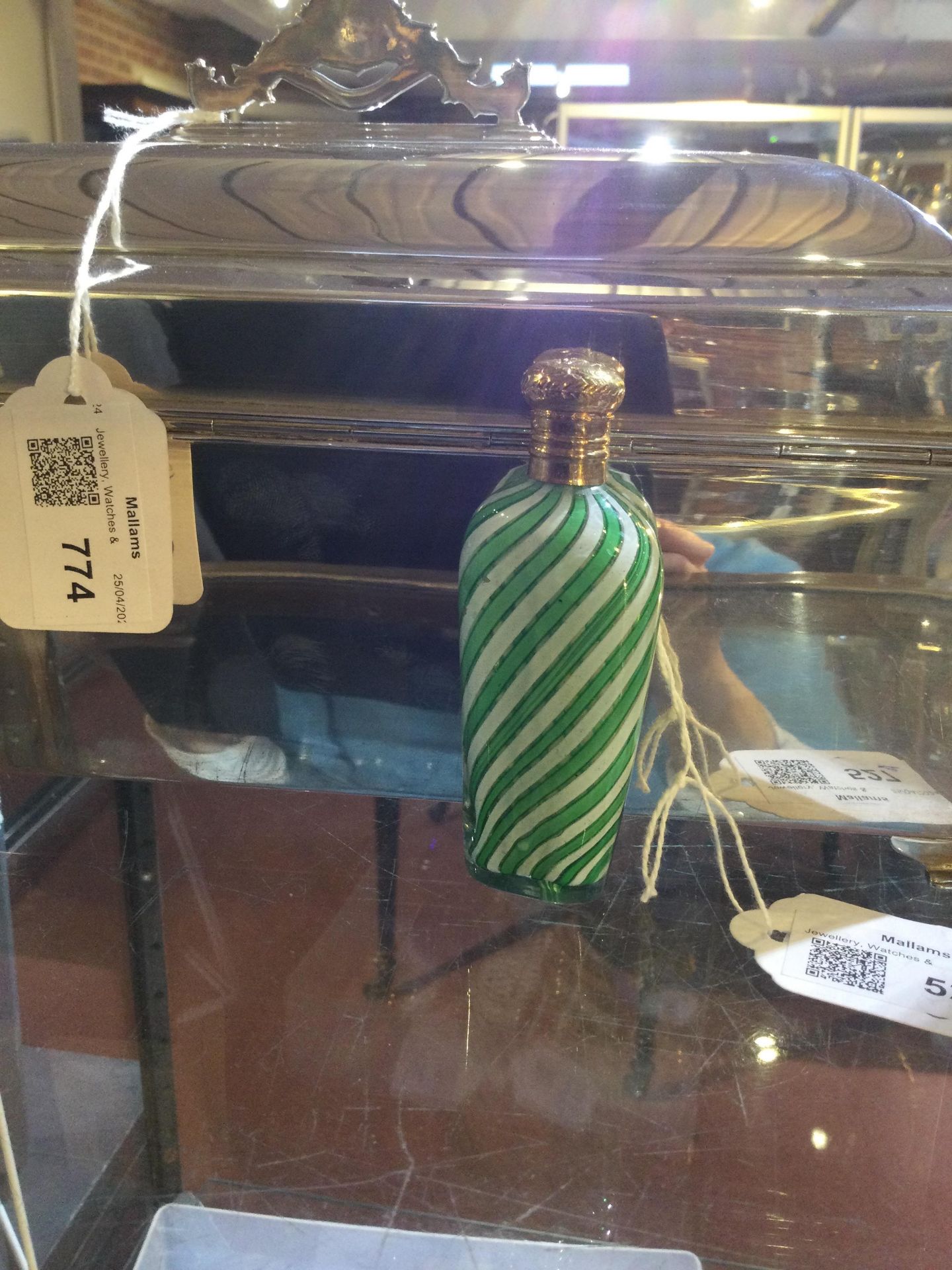 A 19th century French green and white striped glass scent bottle, of slightly tapered form, - Bild 4 aus 7