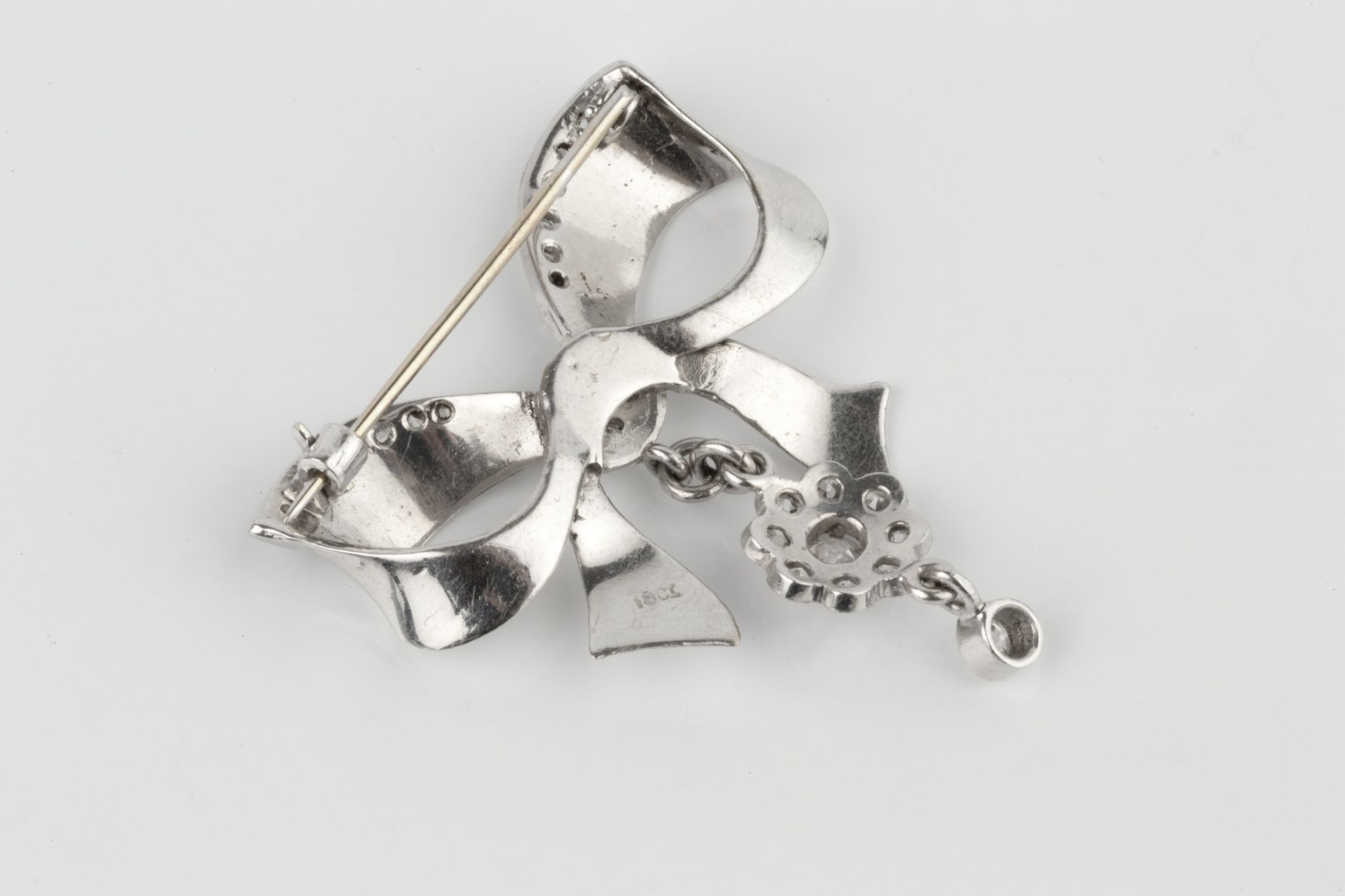 A diamond bow brooch, the stylised ribbon bow edged with graduated old, single and lasque-cut - Bild 2 aus 2