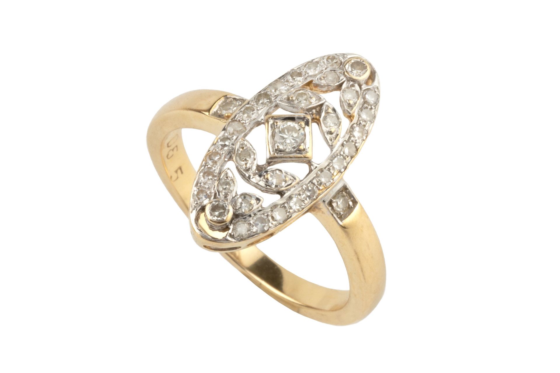 A diamond panel ring, of elongated oval shaped openwork design, centred with a brilliant cut stone - Bild 2 aus 4