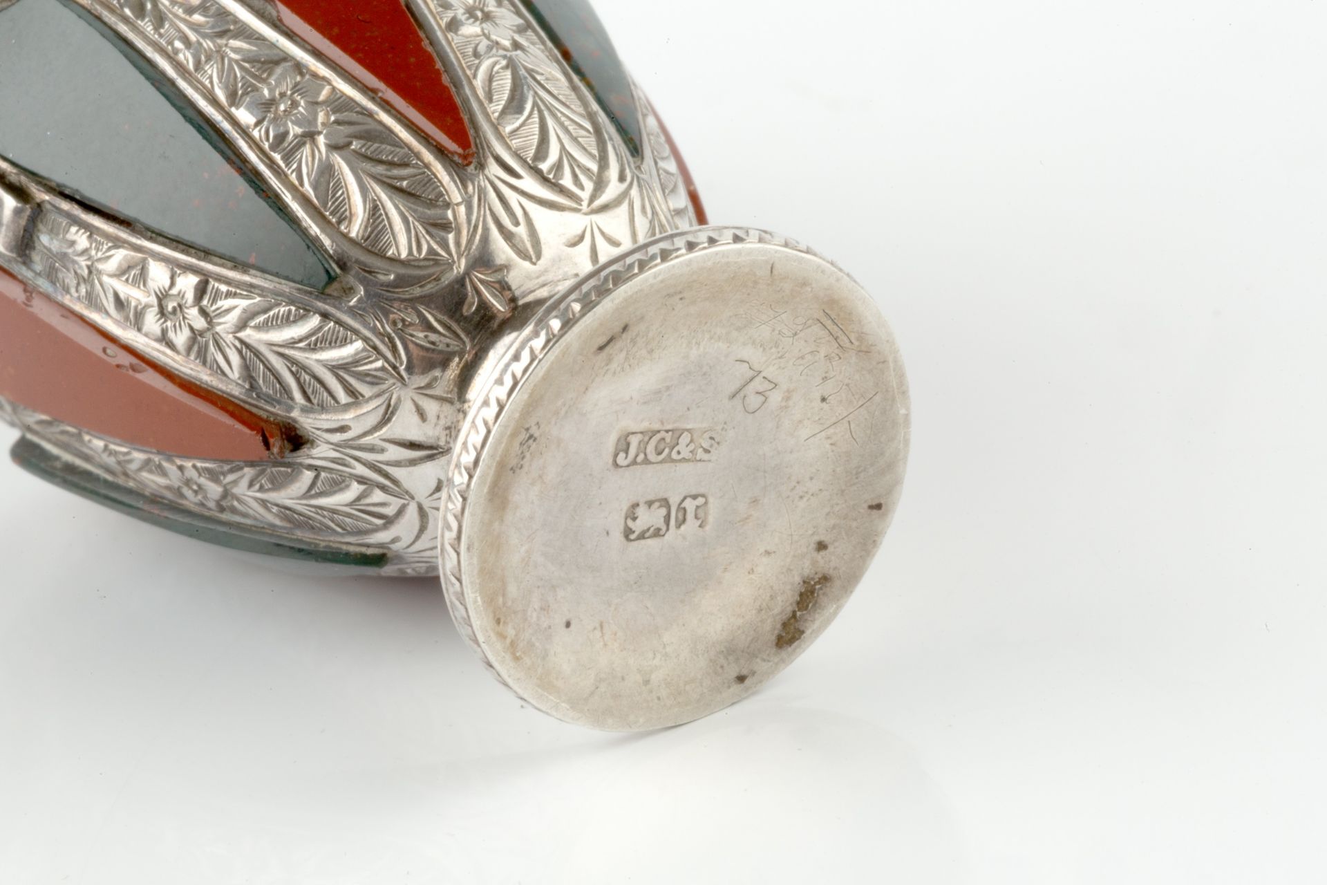A late Victorian silver and hardstone novelty scent bottle, modelled as a twin handled classical - Bild 3 aus 3
