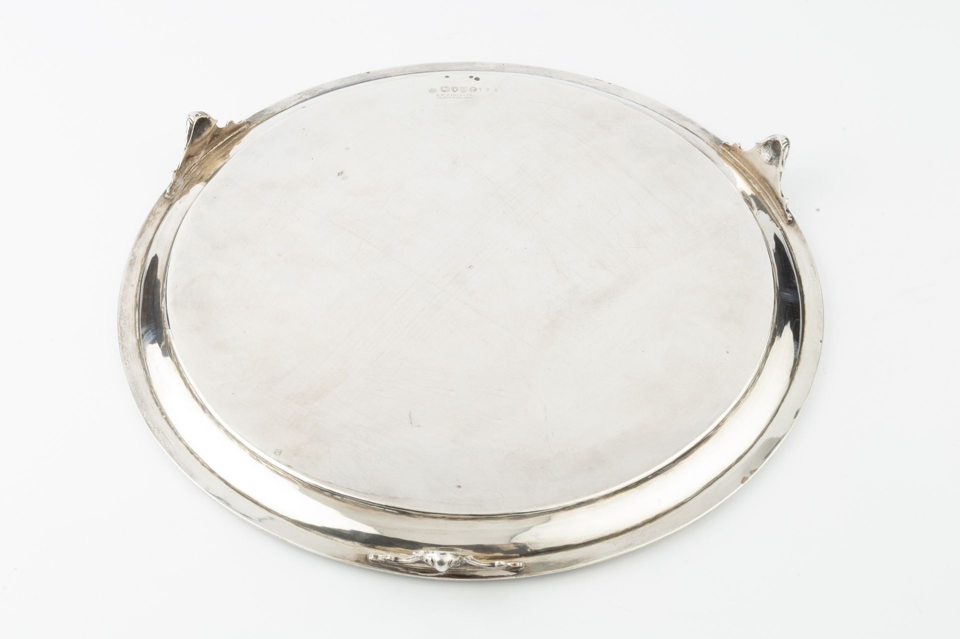 A late Victorian silver circular salver, with reeded border and engraved with garlands of ribbon - Bild 2 aus 3