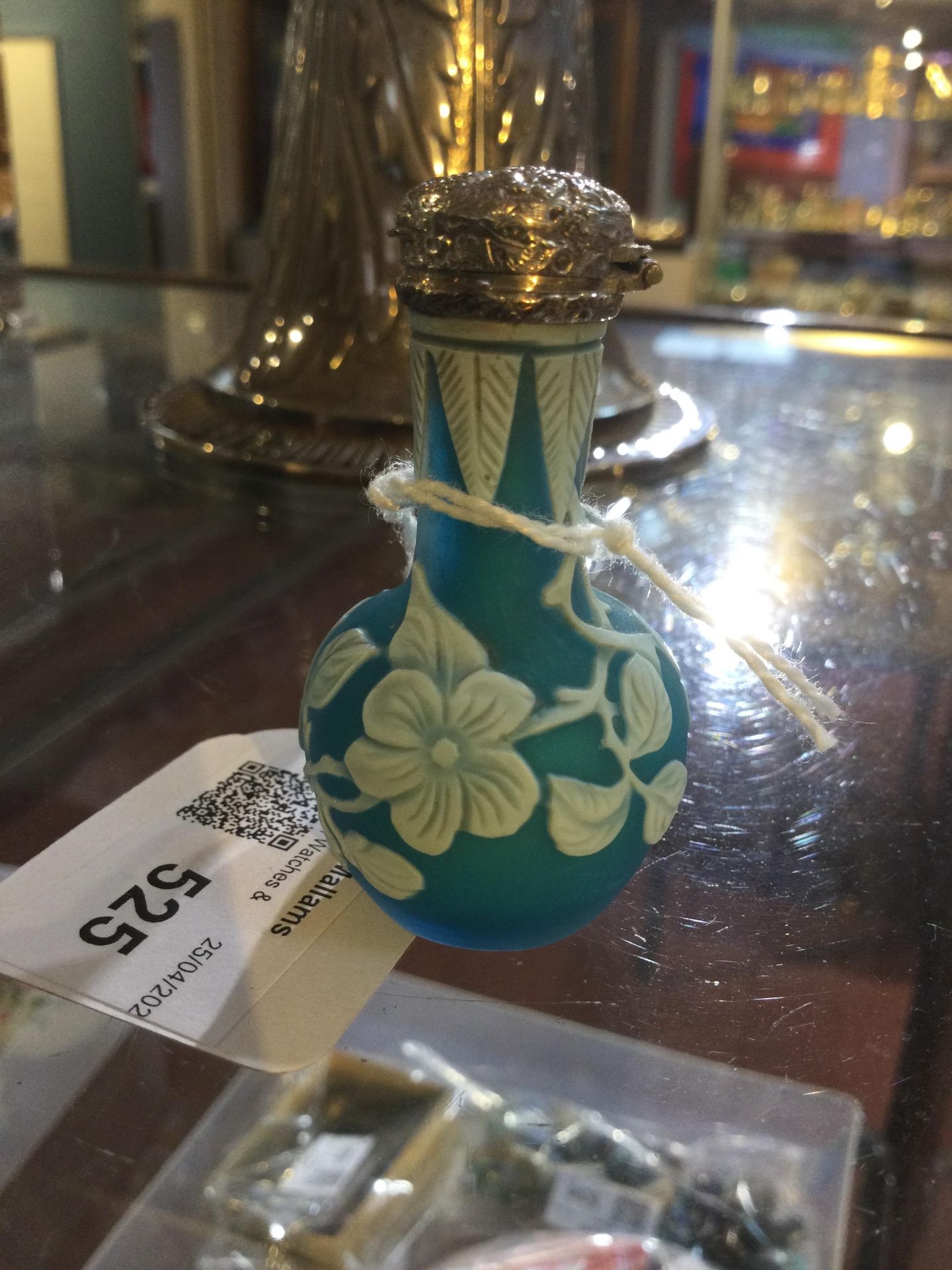 A Victorian Stourbridge cameo glass scent bottle, in the manner of Thomas Webb, the turquoise - Bild 3 aus 6