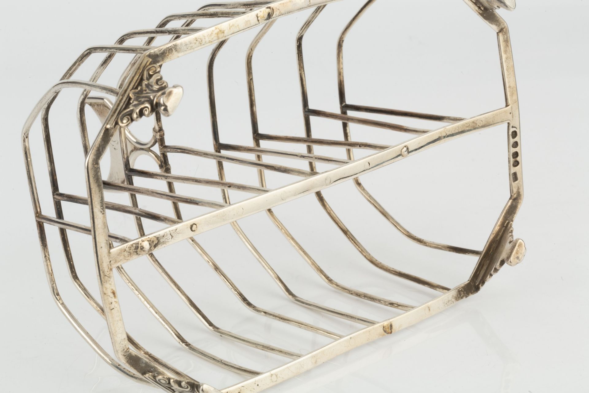 A George III silver nine bar toast rack, the angular wirework divisions with central handle, on - Bild 2 aus 2