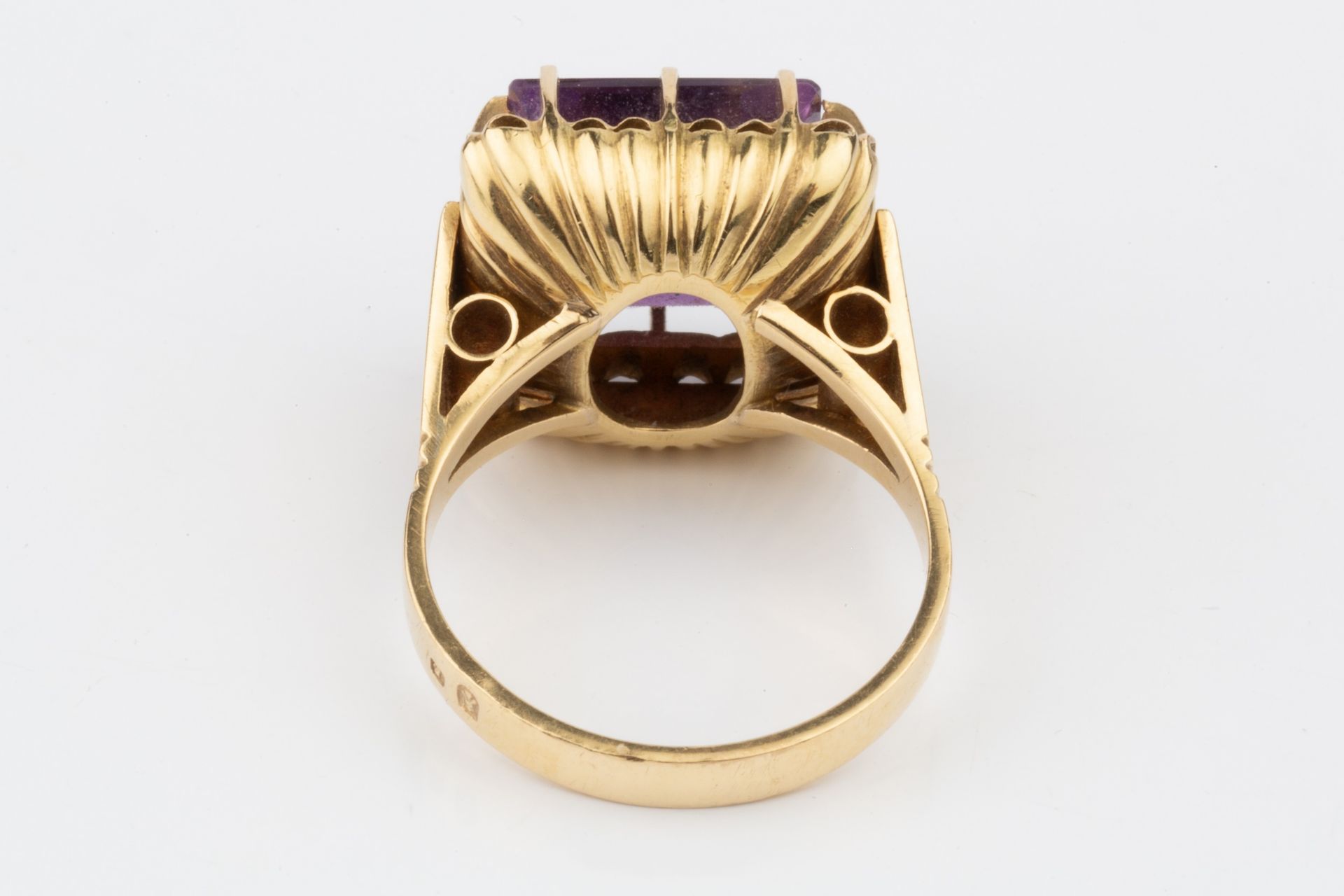 An amethyst cocktail ring, the square cut stone with raised claw setting to a yellow precious - Bild 4 aus 4