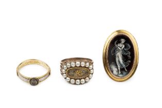 A Georgian gold and seed pearl memorial ring, with glazed plaited hairwork panel and gilt monogram