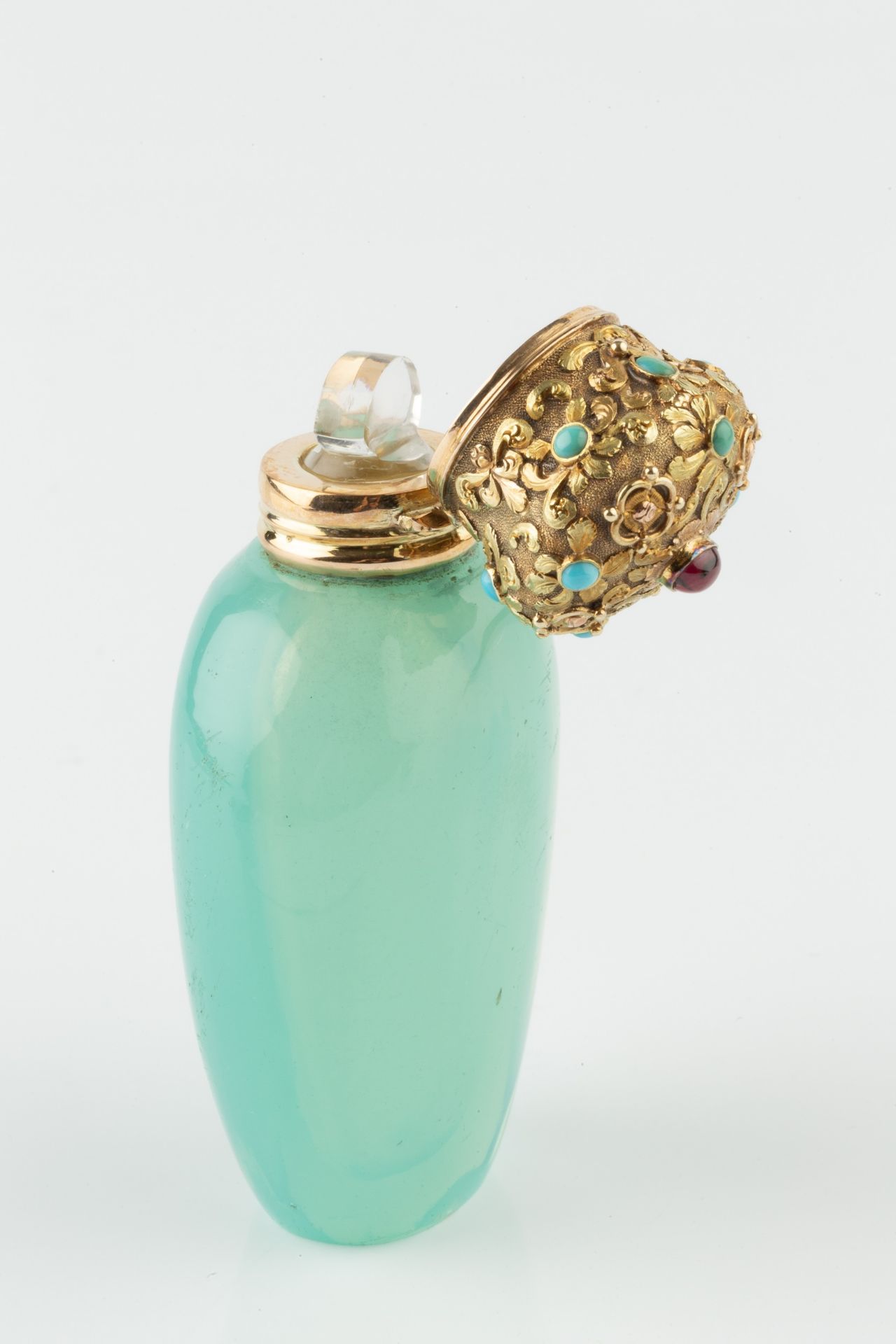 A 19th century French gold mounted opaline glass scent bottle, the turquoise glass body of ovoid - Bild 2 aus 11