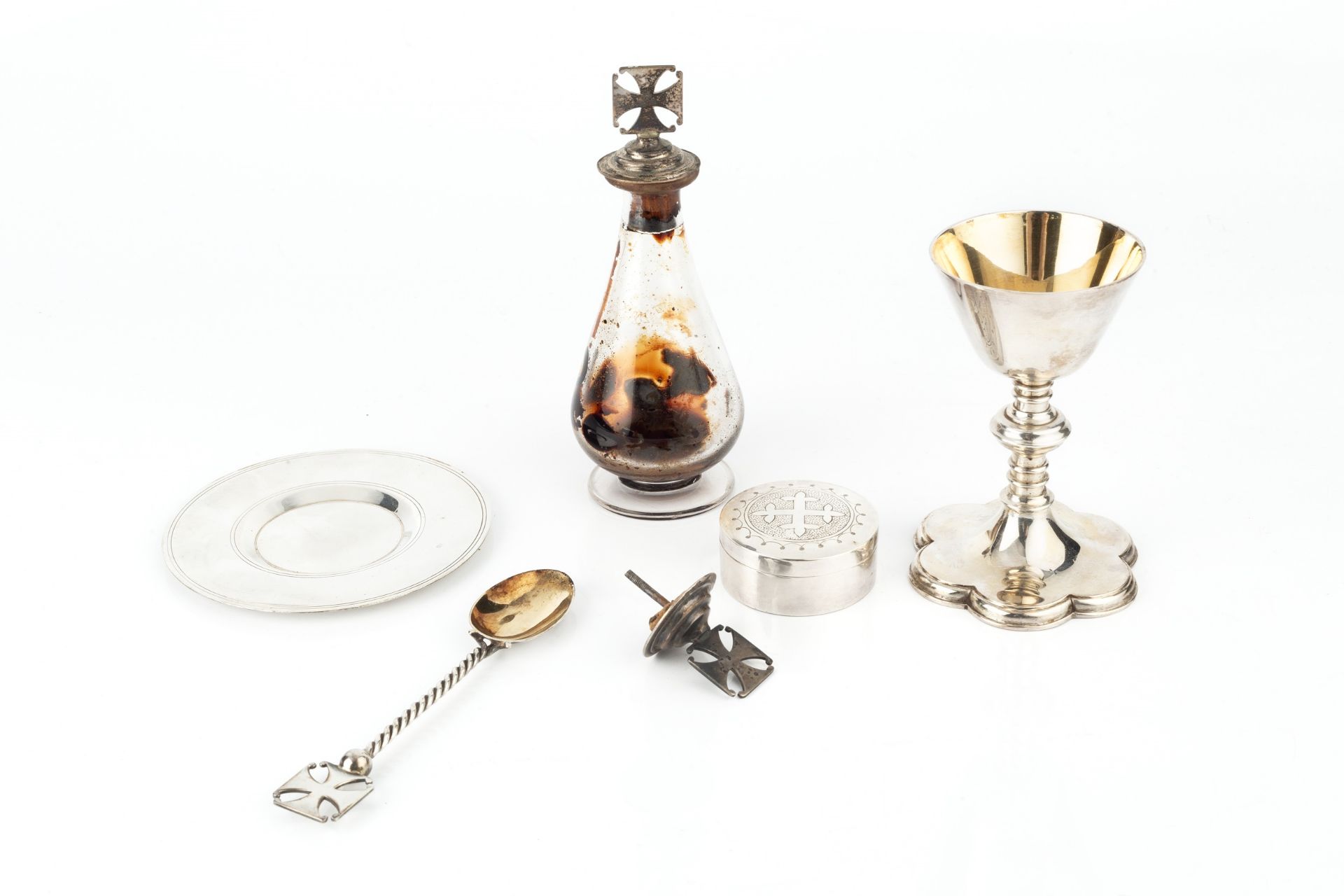 A late Victorian silver travelling communion set, comprising chalice, paton, wafer box, spoon and - Bild 2 aus 2