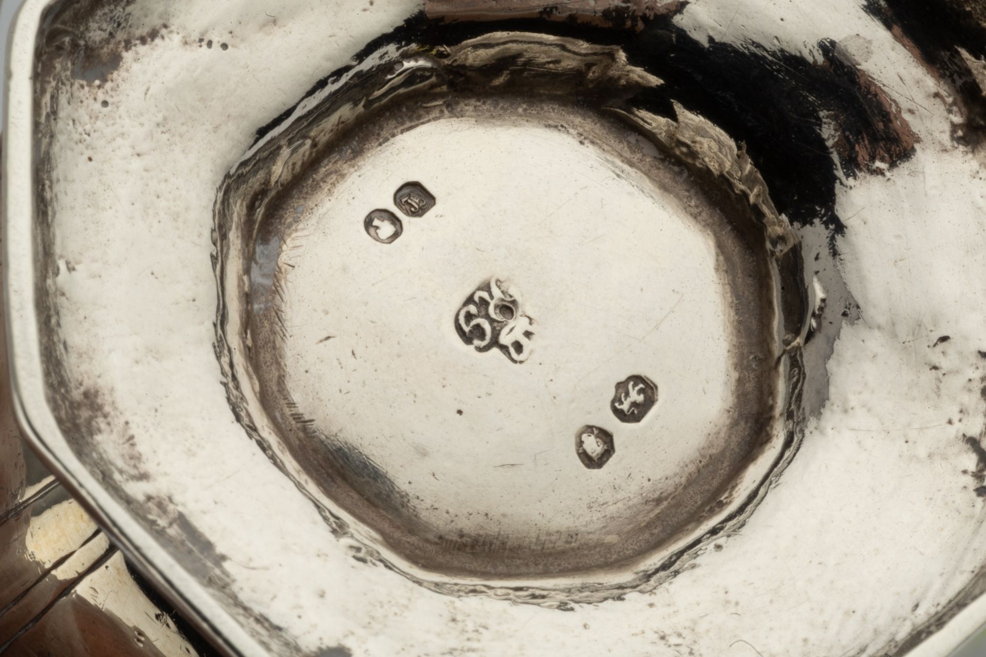 An early Victorian silver spice box, of octagonal baluster form with engraved decoration and pierced - Bild 6 aus 6