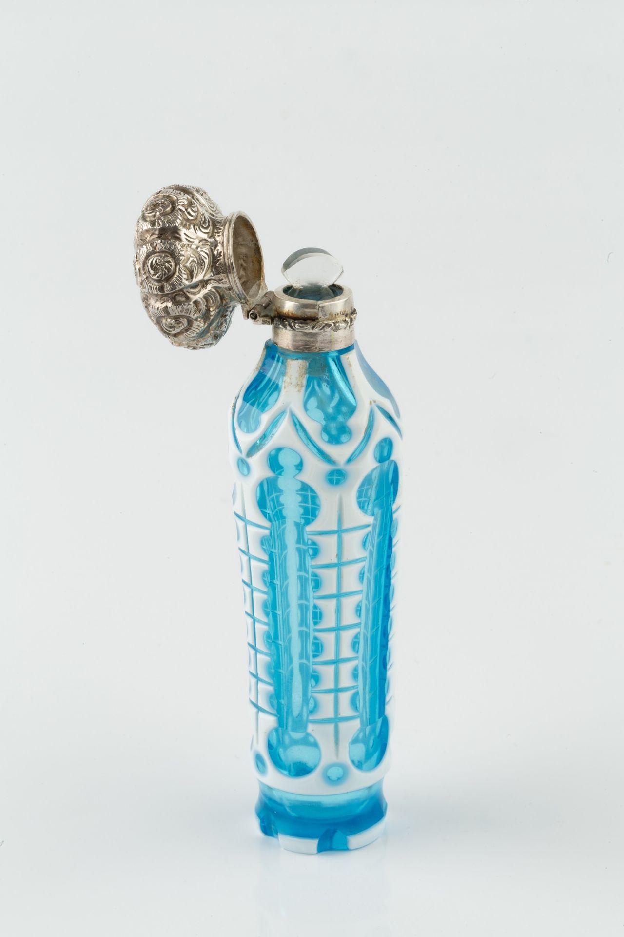 A 19th century Bohemian white overlaid turquoise glass scent bottle, with faceted gothic style - Bild 2 aus 5