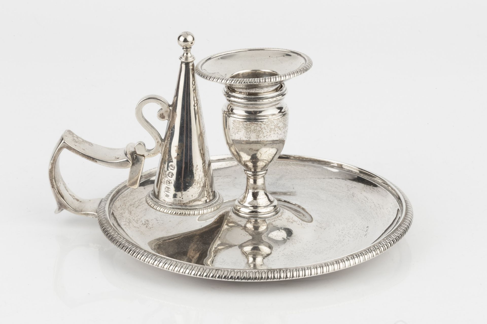 A George III silver chamberstick, with gadrooned borders, shaped angular handle and conical - Bild 2 aus 3