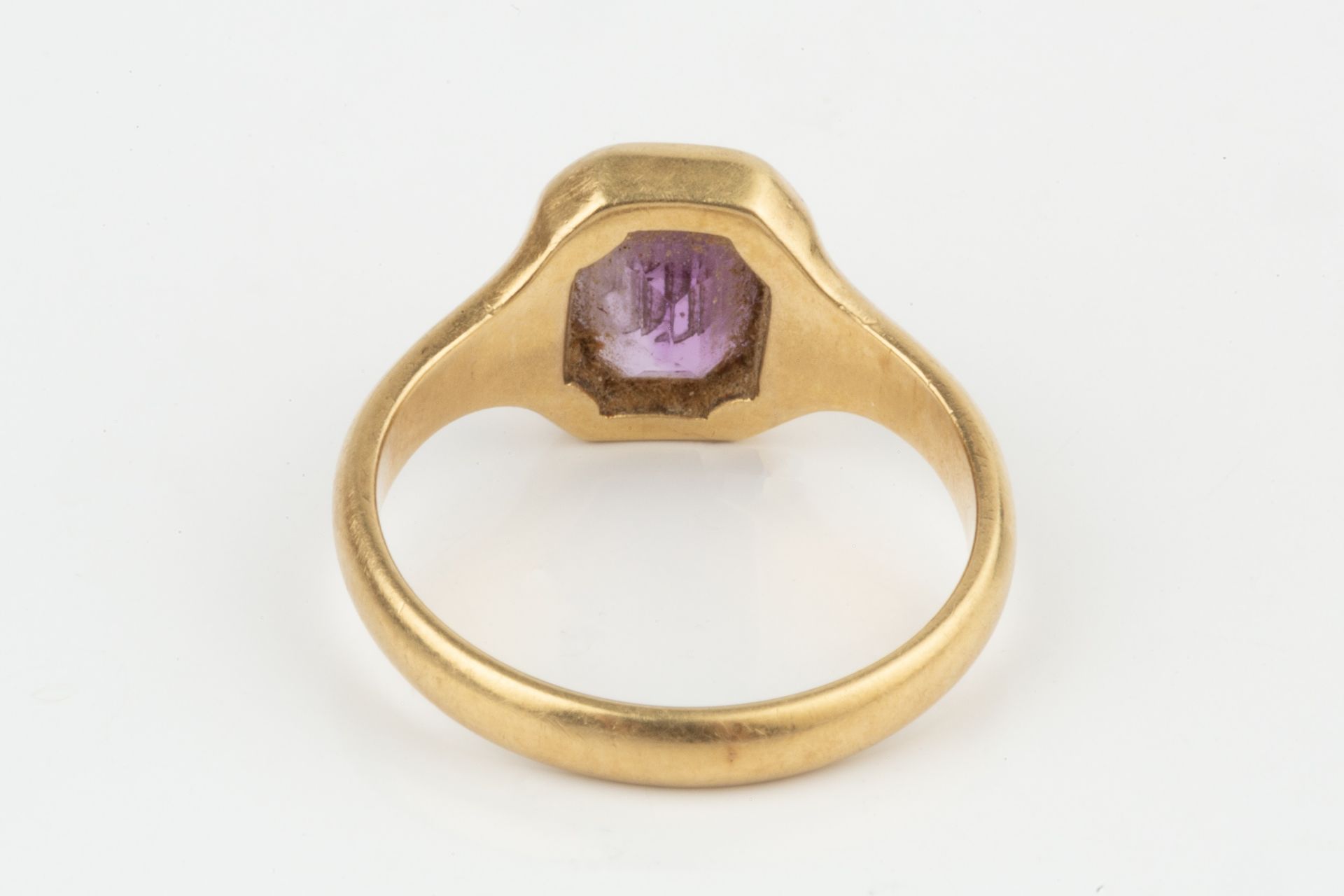 A collection of jewellery, comprising an 18ct gold and amethyst seal ring, intaglio carved with an - Image 3 of 4