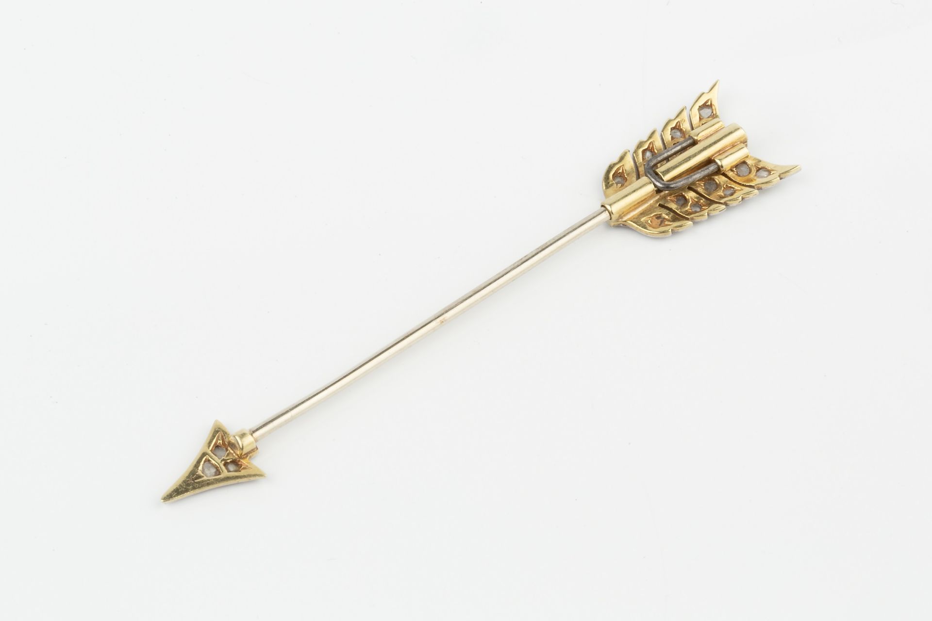 A diamond set jabot pin, in the form of an arrow, the tip and flight set with rose cut stones, 5.8cm - Bild 2 aus 2