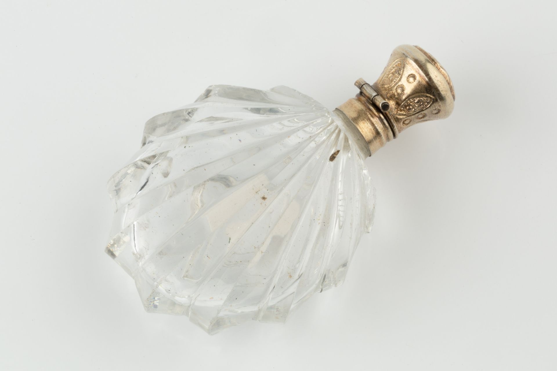 A 19th century French silver-gilt topped cut glass scent bottle, of slice-cut oval design, inset - Bild 2 aus 2