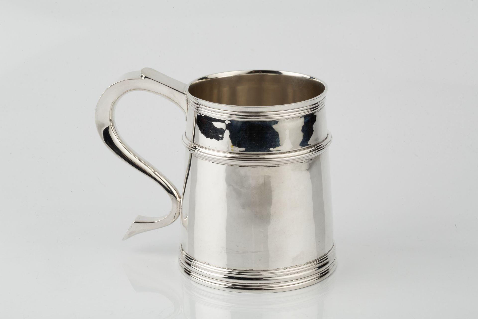 A silver pint mug, the tapered girdled body with reeded borders, and having shaped handle, - Bild 2 aus 3