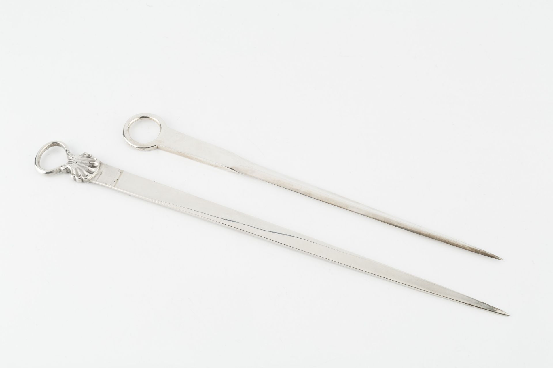 A George III silver meat skewer, with scallop moulded loop handle by George Smith & William Fearn, - Bild 2 aus 2