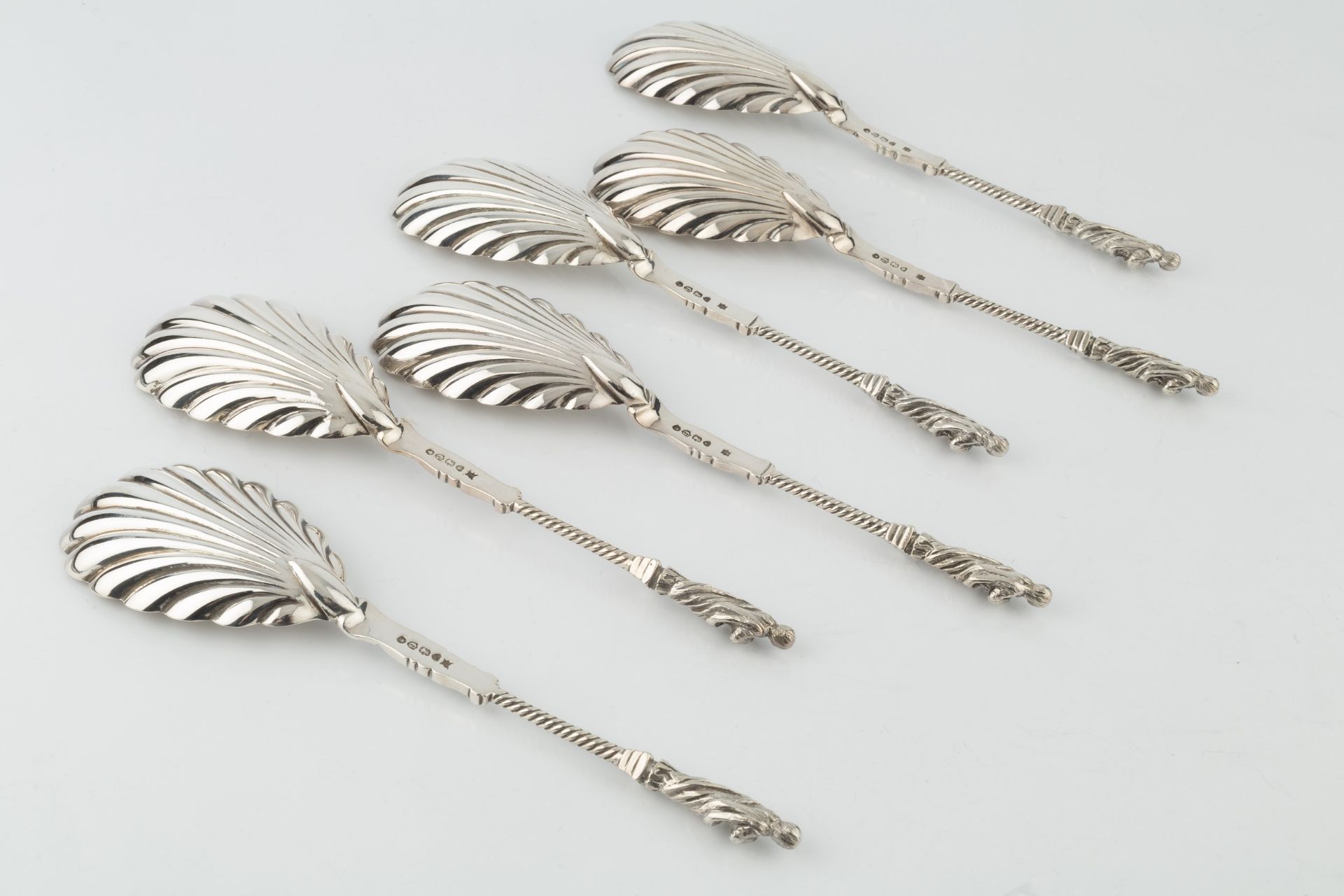 A set of six late Victorian silver apostle top serving spoons, with twist stems and scalloped - Bild 4 aus 4