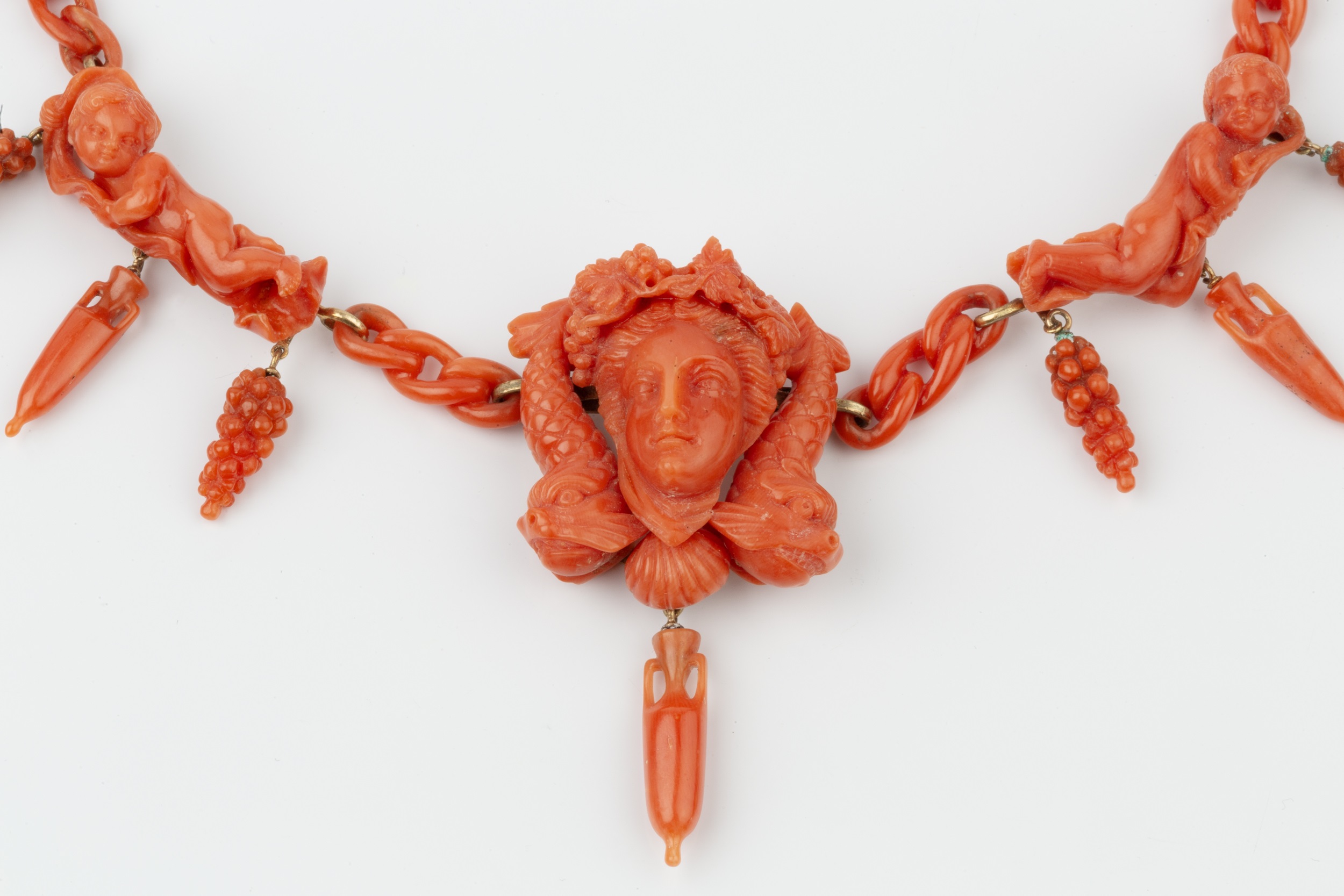 A suite of carved coral jewellery, comprising a necklace, bracelet, brooch, pair of earrings and two - Image 7 of 8