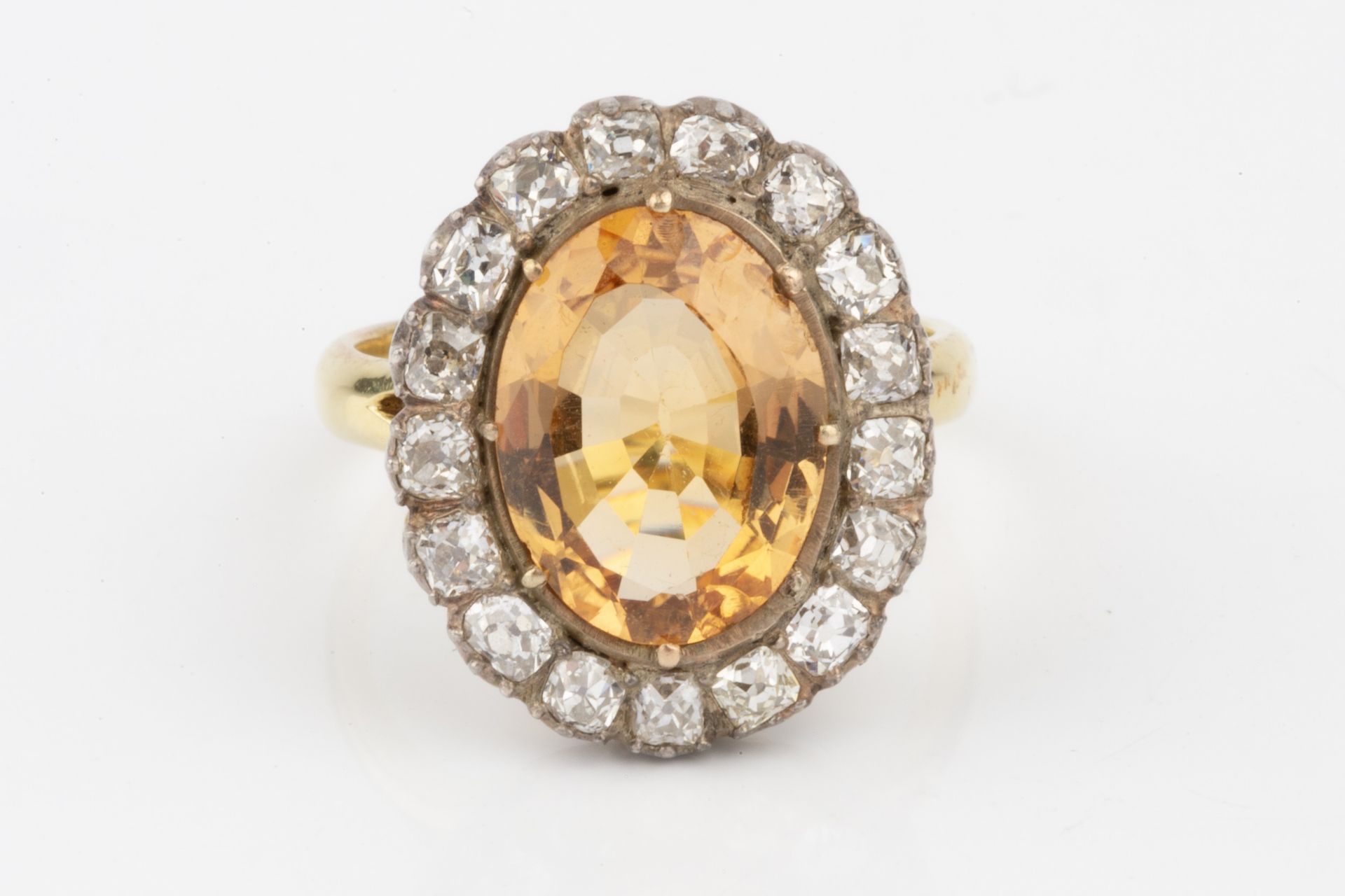 A topaz and diamond cluster ring, the oval central orange-brown topaz within a border of seventeen - Bild 3 aus 8