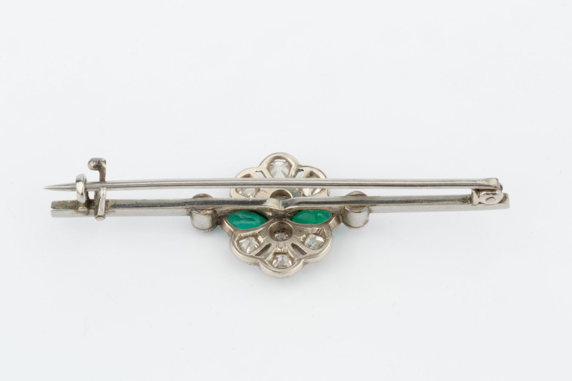An emerald and diamond cluster bar brooch, the uniform bar centred with a pierced and millegrained - Bild 6 aus 6