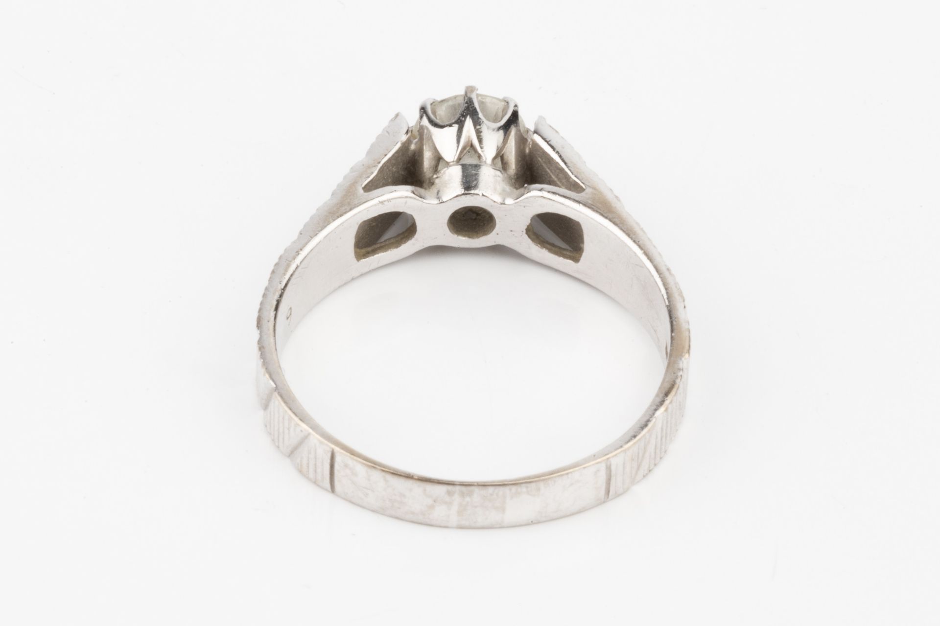 A diamond solitaire ring, the brilliant cut stone of approx 0.5ct, claw set to a textured 18ct white - Bild 4 aus 4