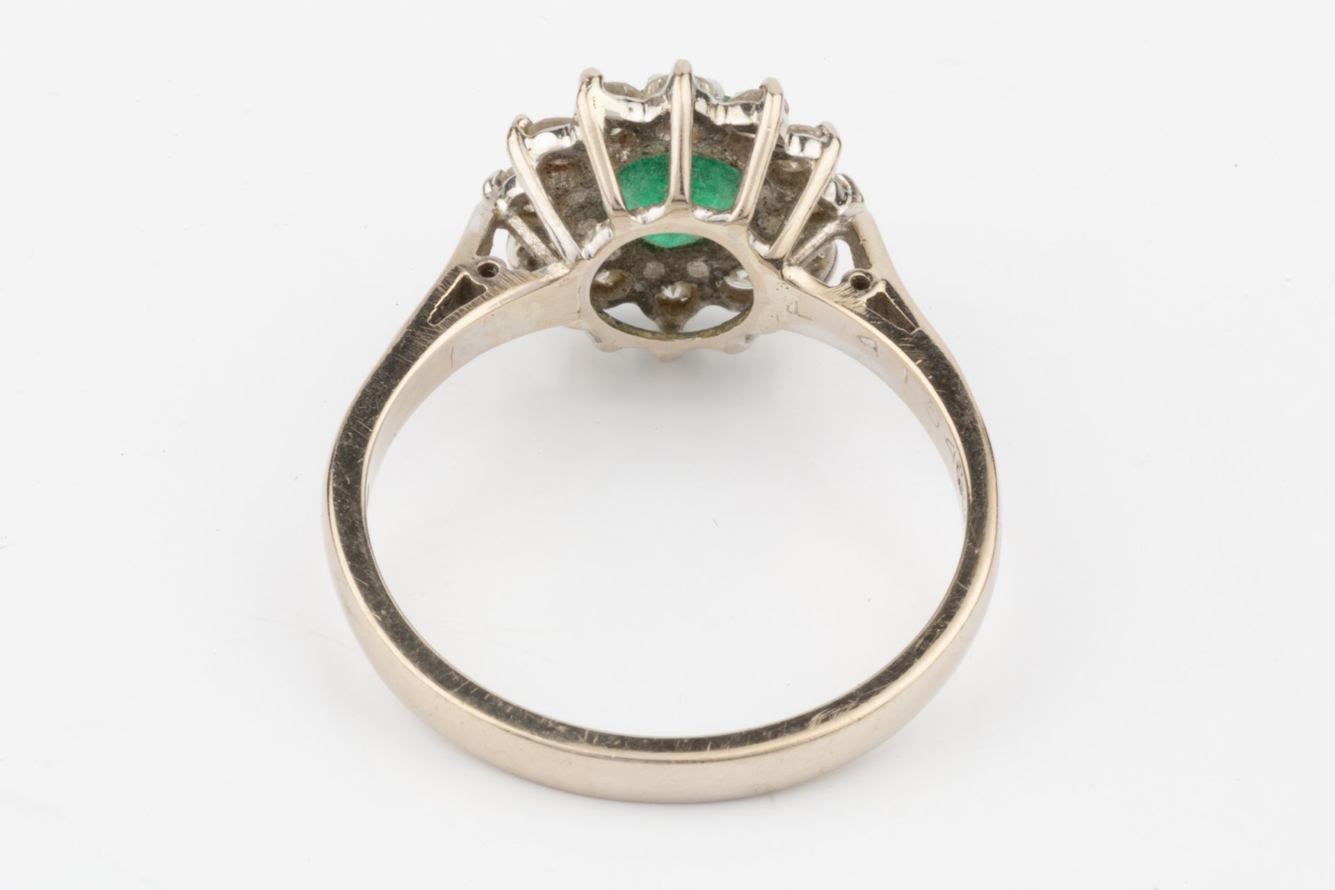 An emerald and diamond cluster ring, the central circular emerald within a border of twelve - Bild 3 aus 3