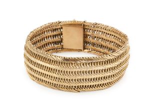 An 18ct gold mesh link bracelet, with chevron and baton links, the clasp stamped 750, 19cm long