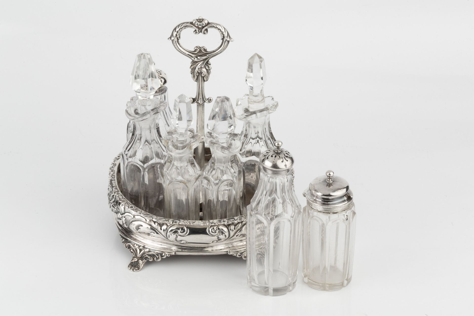 An early Victorian silver condiment stand, of oval form, embossed and chased with flowering - Bild 3 aus 3
