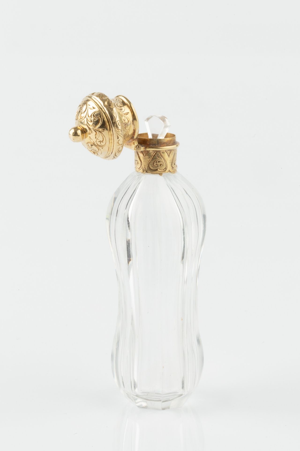 A 19th century French gold mounted glass scent bottle, of waisted and faceted form, the hinged cover - Bild 2 aus 2