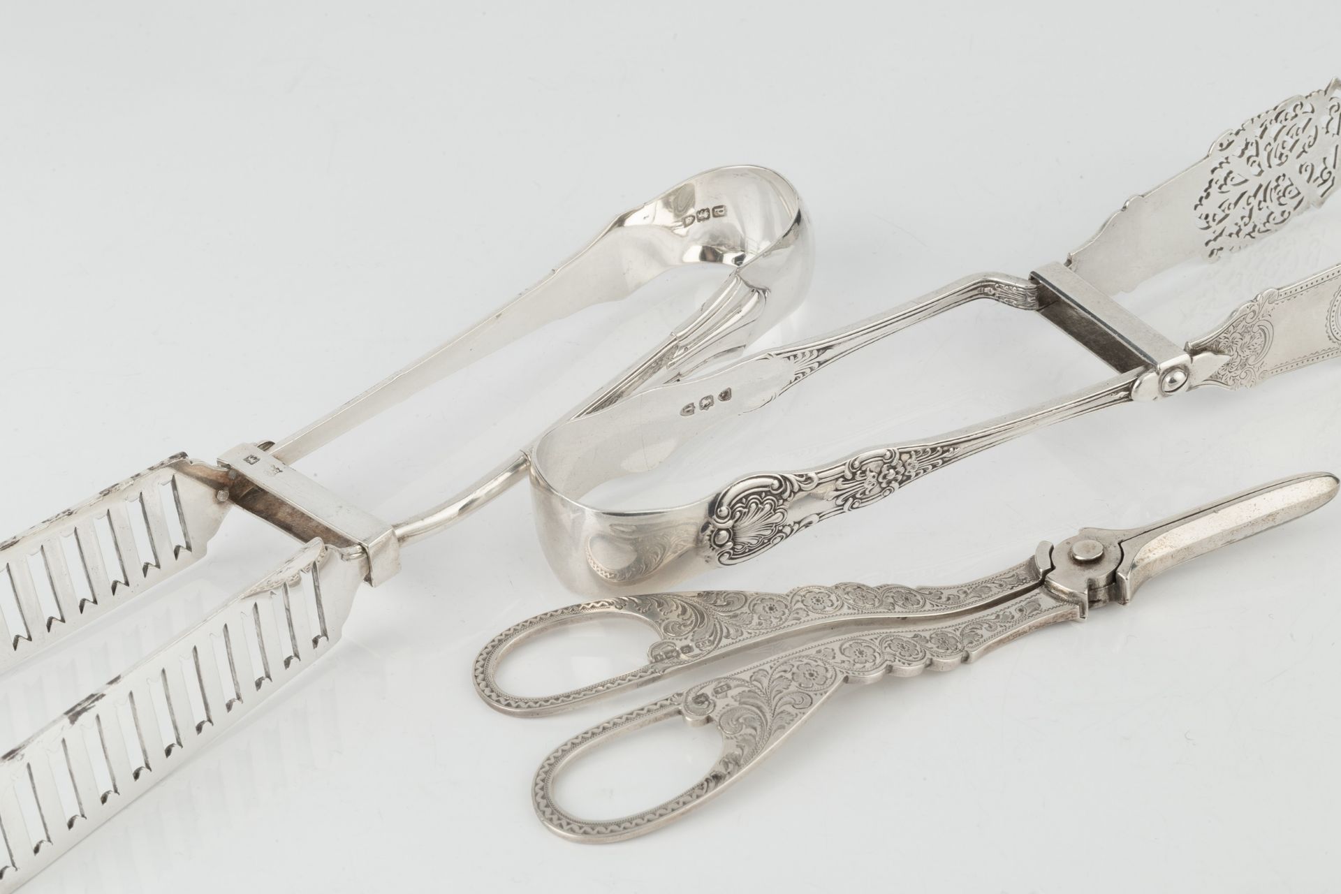 A pair of late Victorian silver King's pattern asparagus tongs, with shaped, pierced and engraved - Bild 2 aus 2