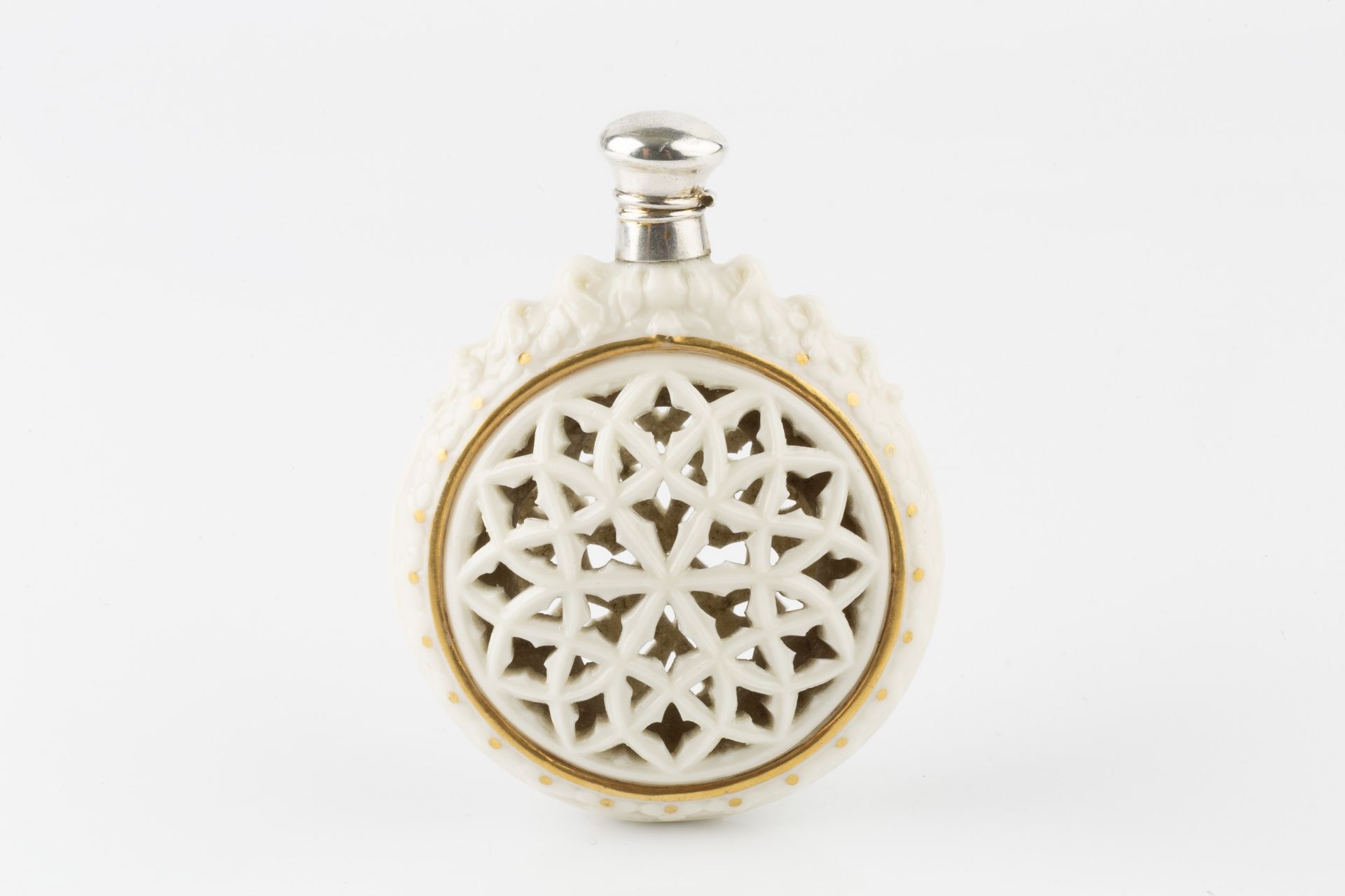 A late Victorian reticulated porcelain scent bottle, in the manner of Grainger's Worcester, of - Bild 2 aus 2