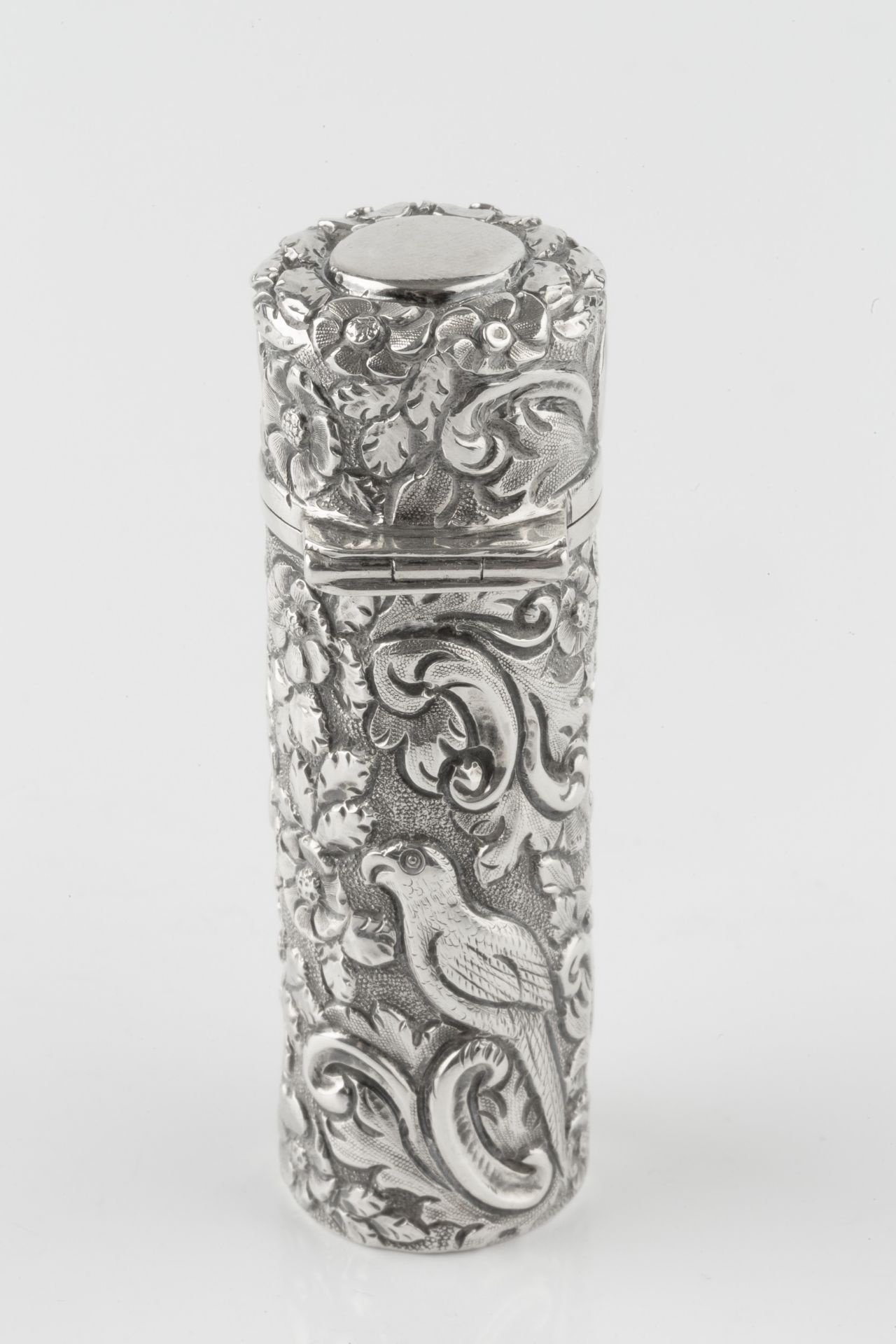 A late Victorian silver scent bottle of cylindrical form, embossed and engraved with exotic birds - Bild 2 aus 4