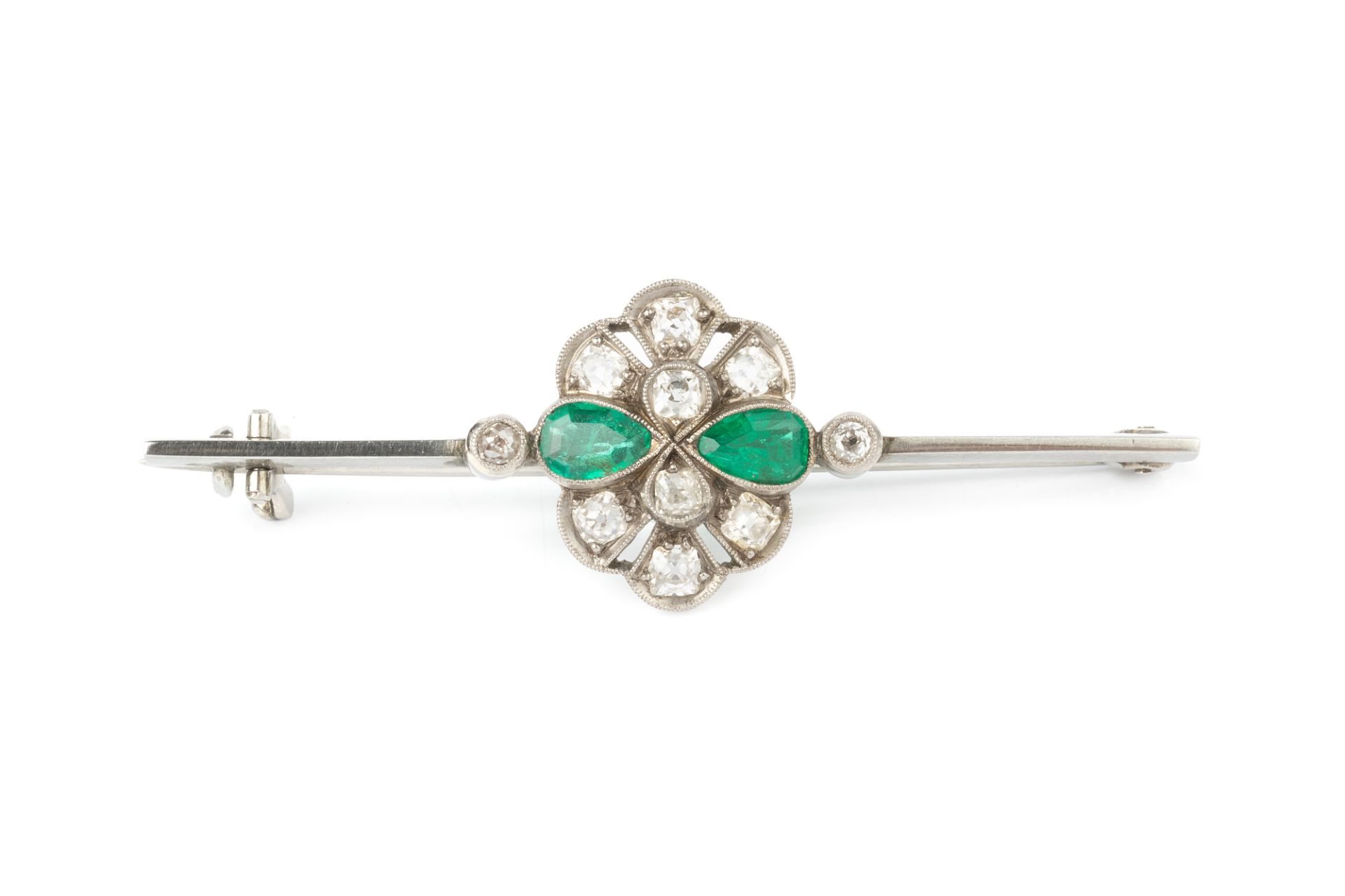 An emerald and diamond cluster bar brooch, the uniform bar centred with a pierced and millegrained - Bild 2 aus 6
