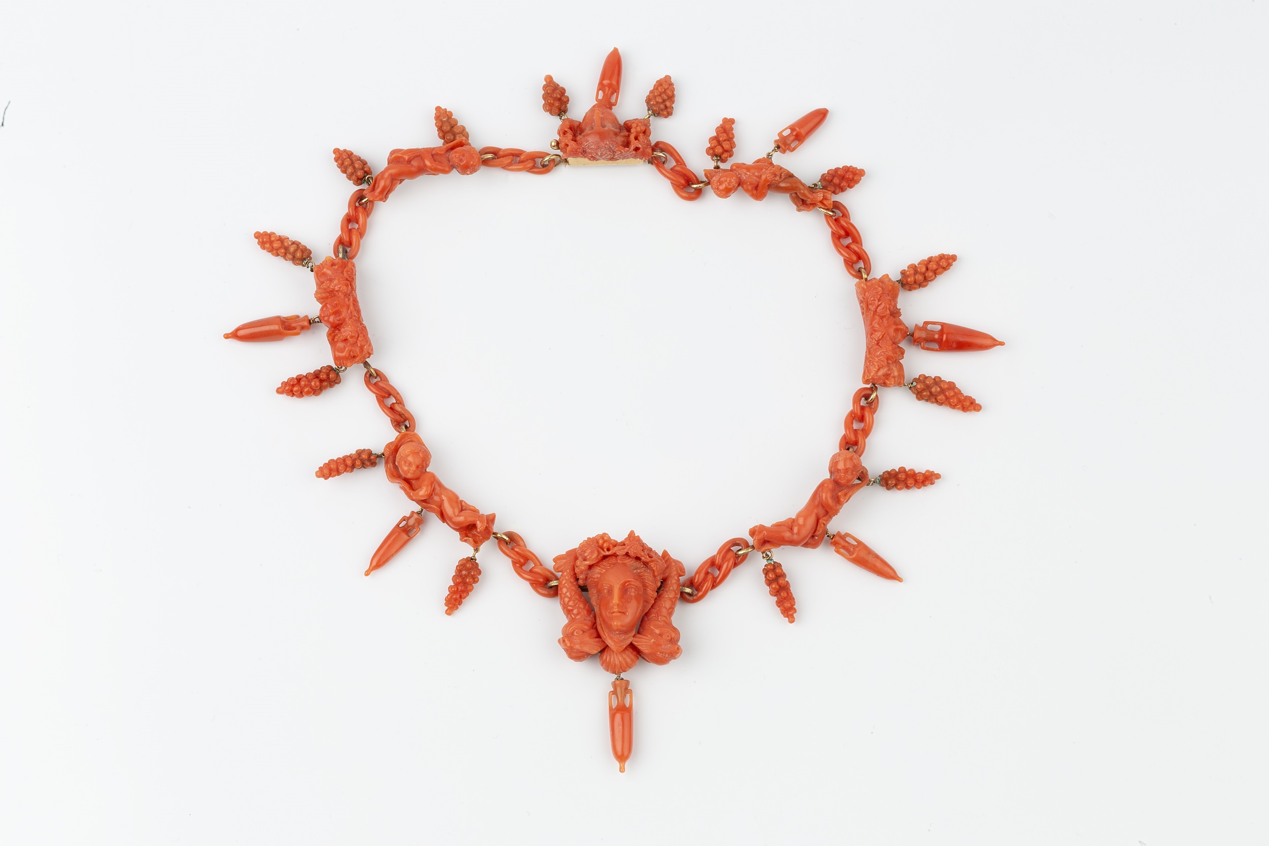 A suite of carved coral jewellery, comprising a necklace, bracelet, brooch, pair of earrings and two - Image 5 of 8