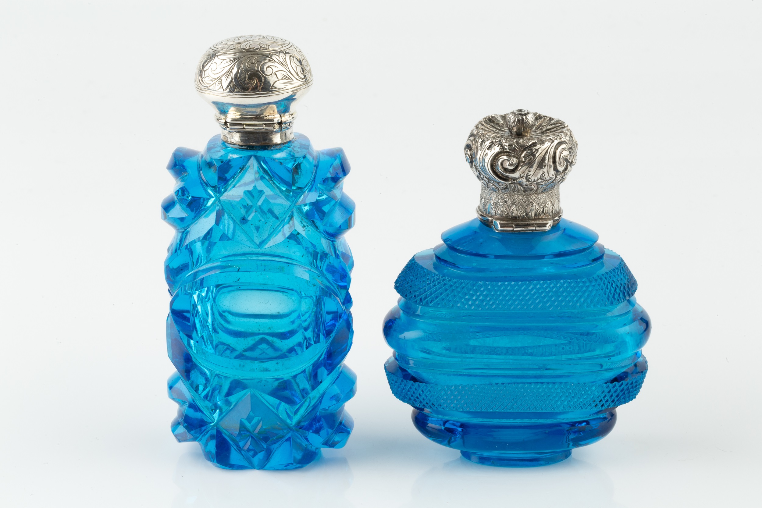 A 19th century French blue glass scent bottle, of moon flask form, having bands of hobnail and slice - Image 3 of 10