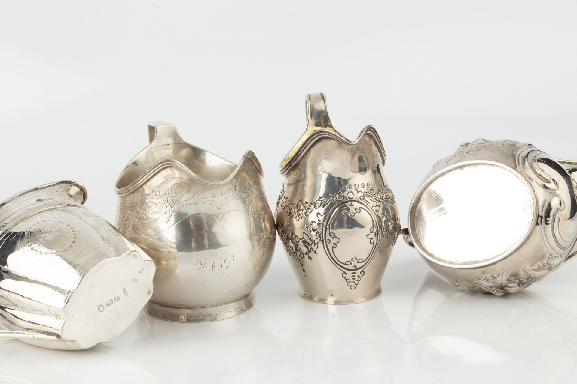 A George IV silver cream jug, engraved with a band of stiff leaves on a chequered ground by Thomas - Image 3 of 3