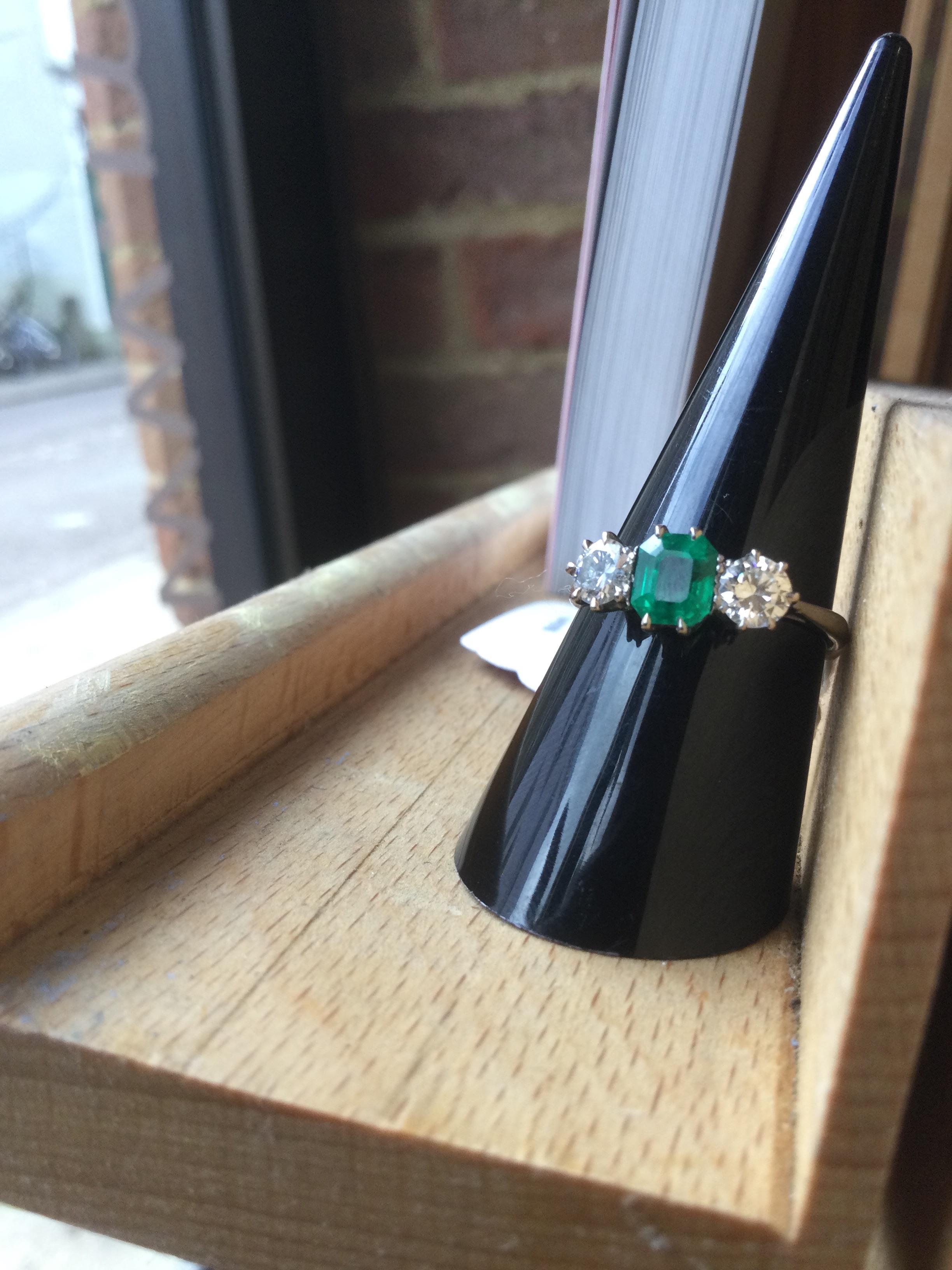 An emerald and diamond three stone ring, the emerald cut centre stone of approx 1.1ct flanked by a - Image 5 of 6