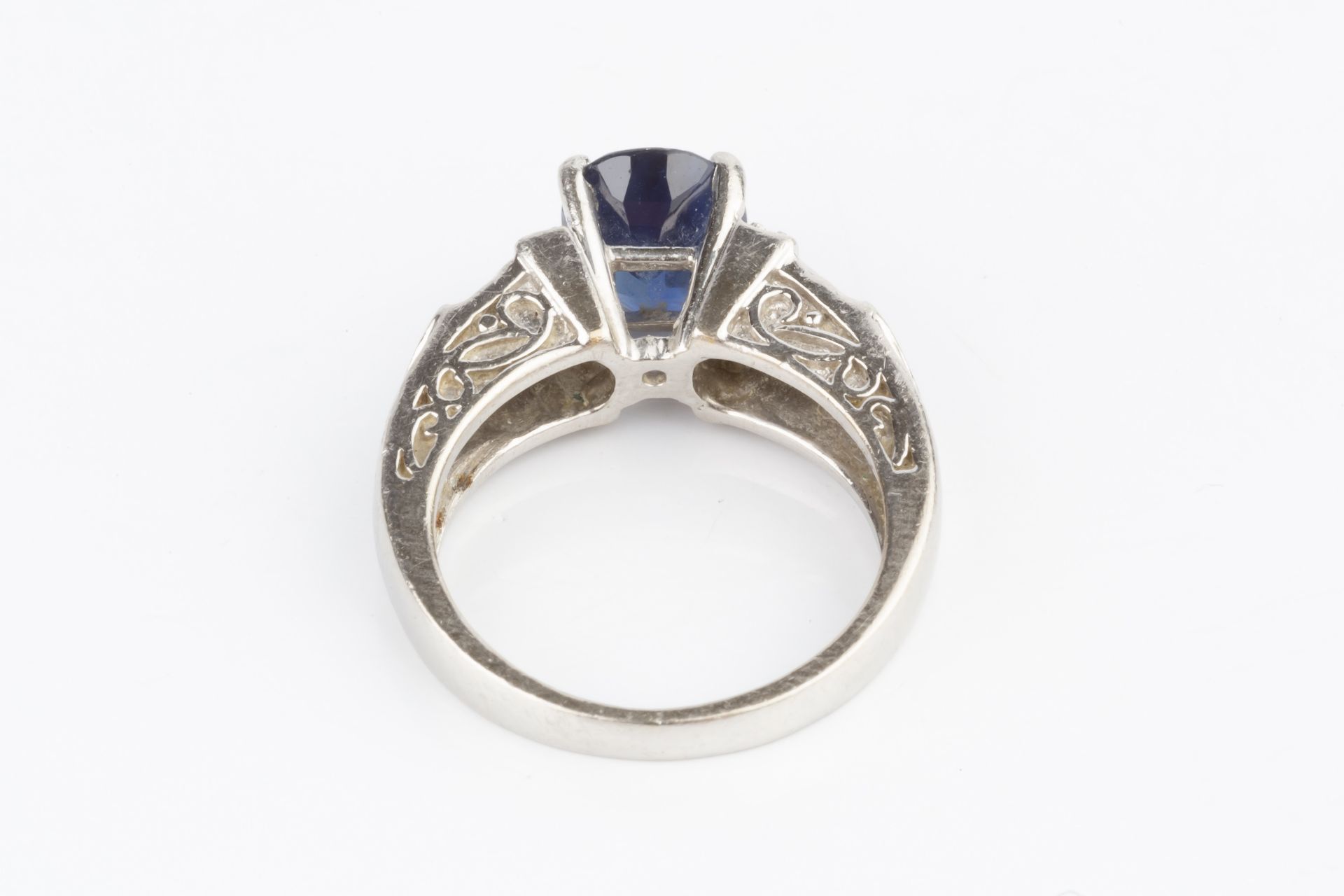 A sapphire and diamond dress ring, the oval mixed-cut sapphire claw set between graduating shoulders - Bild 4 aus 4