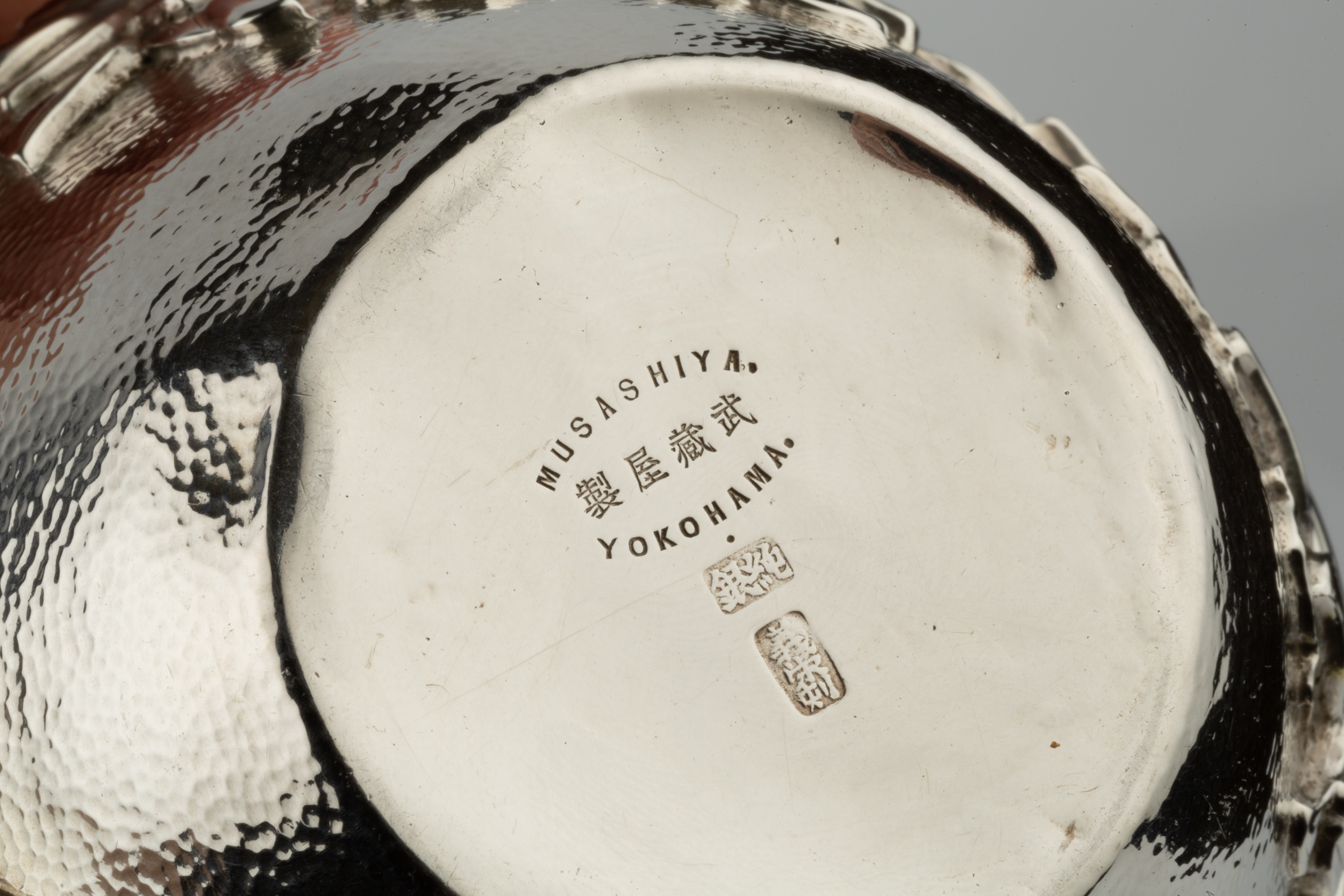 A late 19th/early 20th century Japanese silver tea caddy, of ovoid form, deeply embossed with - Bild 3 aus 4